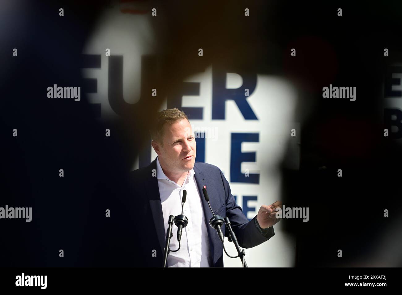 Wien, Österreich. August 2024. Die FPÖ (Freiheitliche Partei Österreichs) präsentiert die 1. Posterwelle zur Nationalratswahl 2024 in Wien. Das Bild zeigt den FPÖ-Generalsekretär Michael Schnedlitz Stockfoto