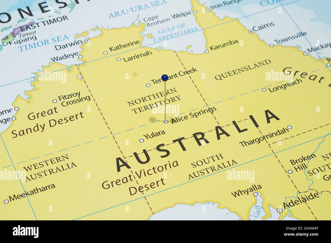 Nah an einer Stadt in Alice Springs mit einer blauen Nadel in die politische Landkarte Australiens Stockfoto