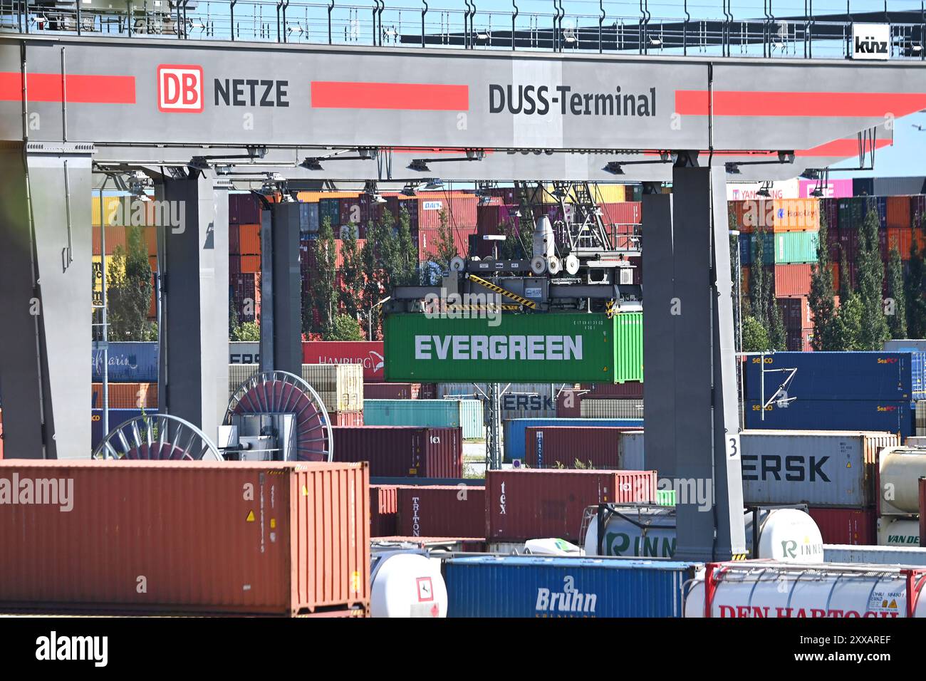 München, Deutschland. August 2024. Ansicht des deutschen Umschlagsunternehmens Rail - Road (DUSS) mbH München Riem bei Feldkirchen in Bayern, Containerbeladung. ? Quelle: dpa/Alamy Live News Stockfoto