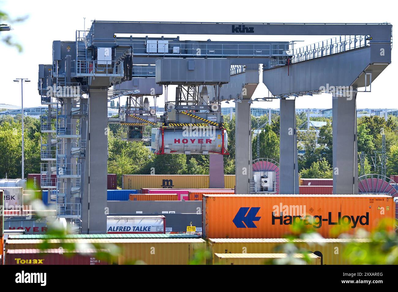 München, Deutschland. August 2024. Ansicht des deutschen Umschlagsunternehmens Rail - Road (DUSS) mbH München Riem bei Feldkirchen in Bayern, Containerbeladung. ? Quelle: dpa/Alamy Live News Stockfoto