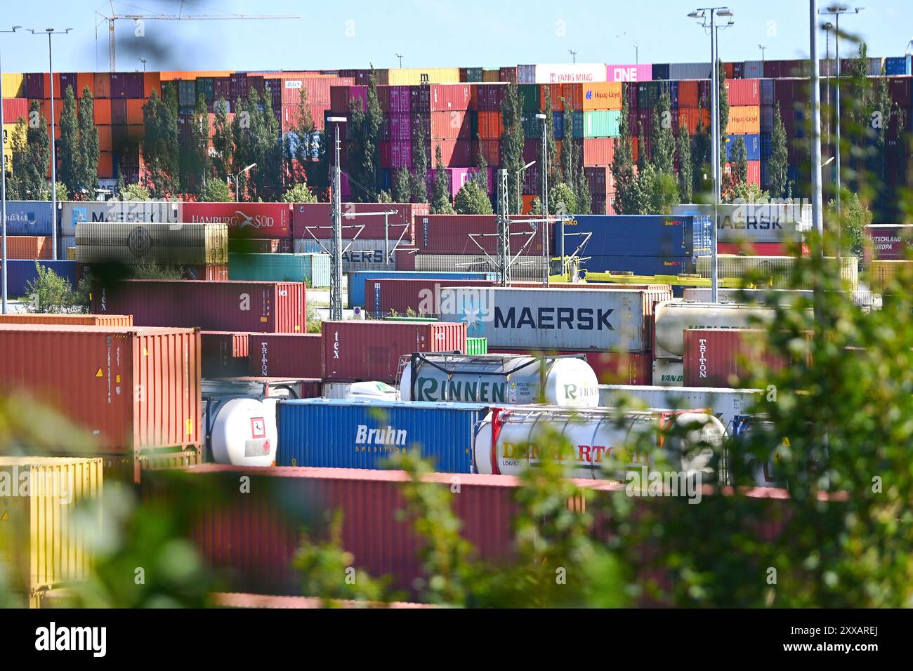 München, Deutschland. August 2024. Ansicht des deutschen Umschlagsunternehmens Rail - Road (DUSS) mbH München Riem bei Feldkirchen in Bayern, Containerbeladung. ? Quelle: dpa/Alamy Live News Stockfoto