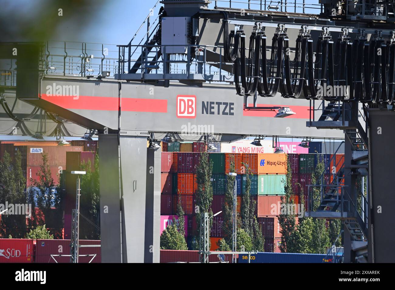 München, Deutschland. August 2024. Ansicht des deutschen Umschlagsunternehmens Rail - Road (DUSS) mbH München Riem bei Feldkirchen in Bayern, Containerbeladung. ? Quelle: dpa/Alamy Live News Stockfoto