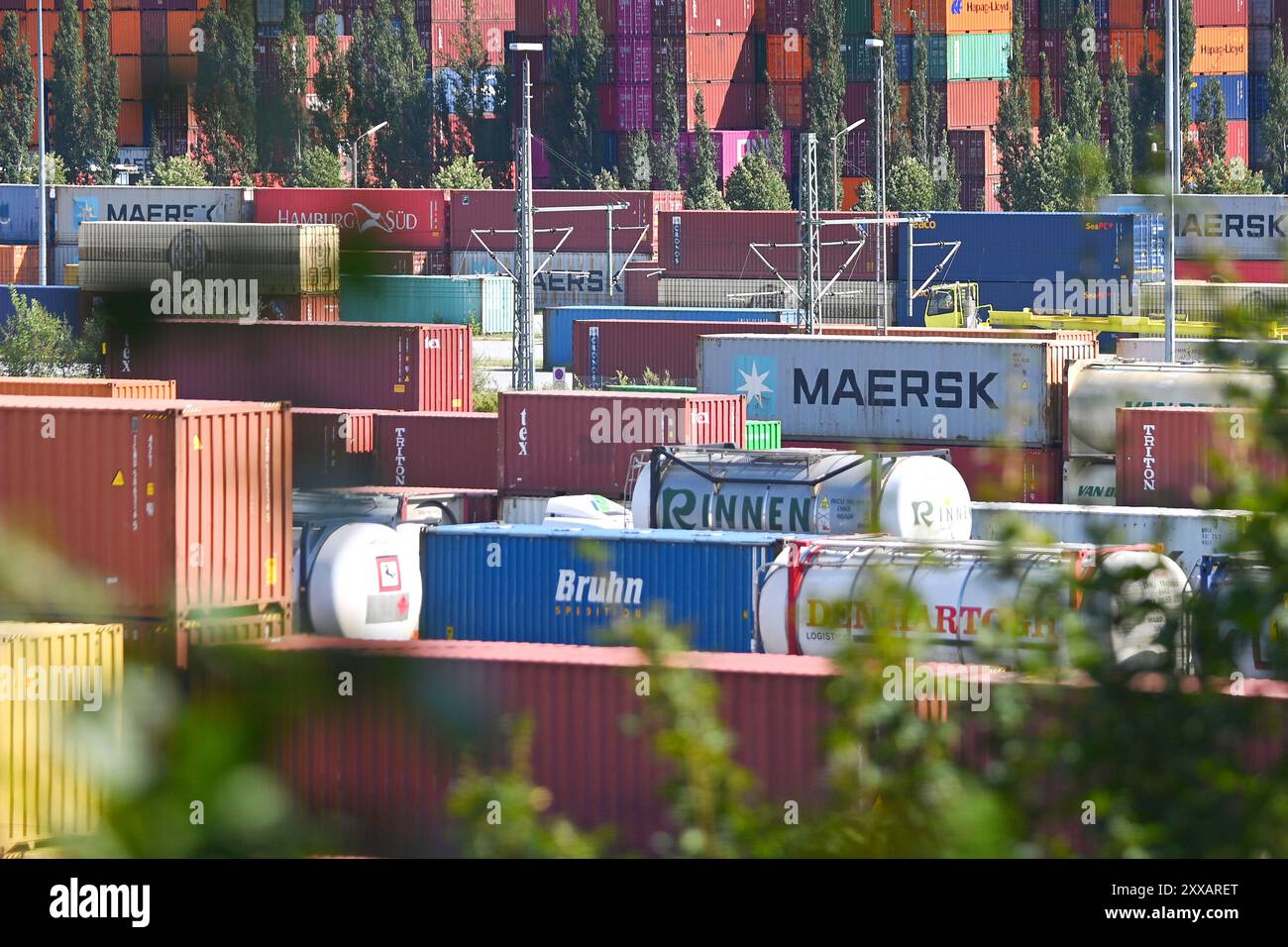 München, Deutschland. August 2024. Ansicht des deutschen Umschlagsunternehmens Rail - Road (DUSS) mbH München Riem bei Feldkirchen in Bayern, Containerbeladung. ? Quelle: dpa/Alamy Live News Stockfoto