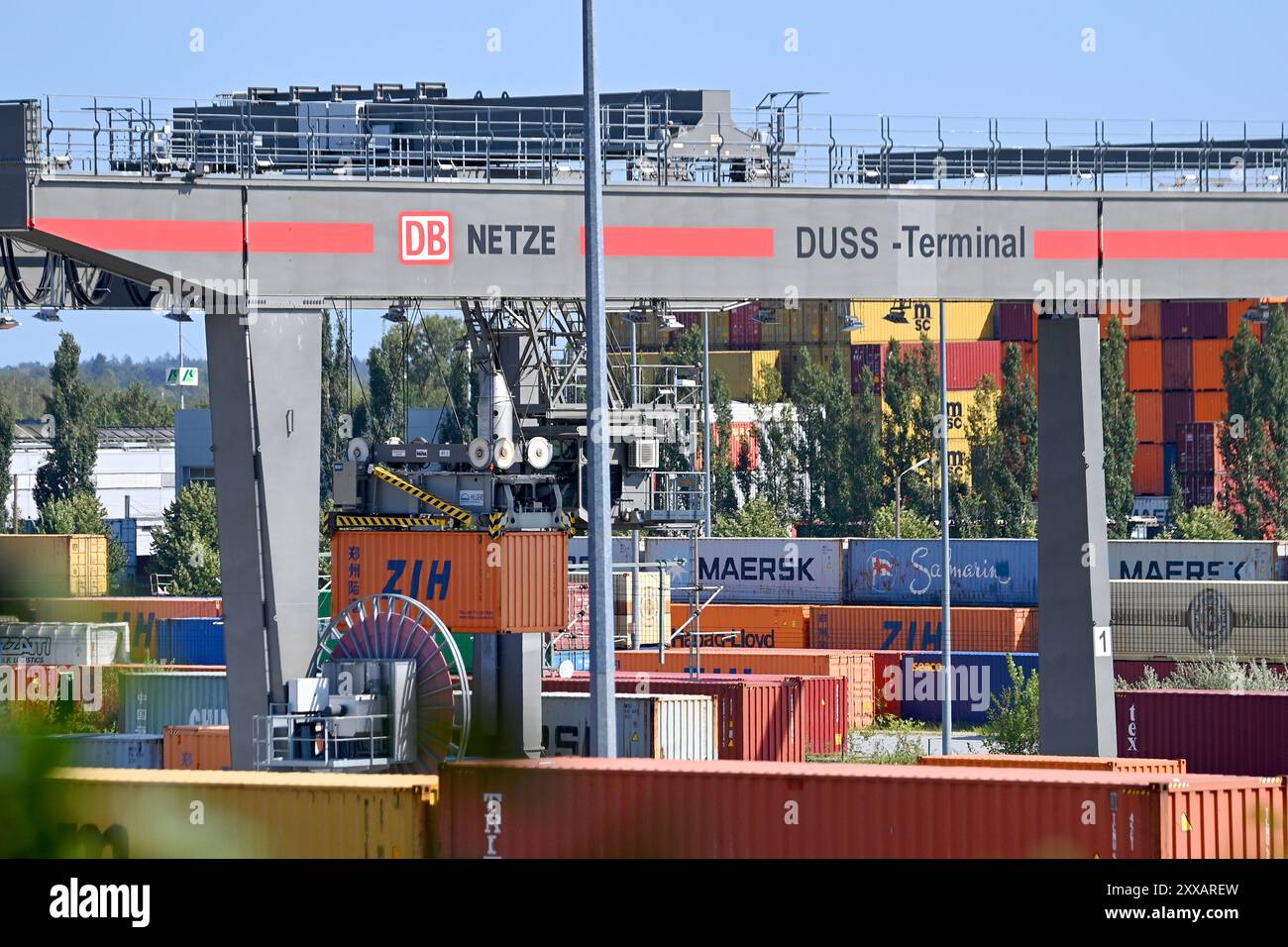 München, Deutschland. August 2024. Ansicht des deutschen Umschlagsunternehmens Rail - Road (DUSS) mbH München Riem bei Feldkirchen in Bayern, Containerbeladung. ? Quelle: dpa/Alamy Live News Stockfoto