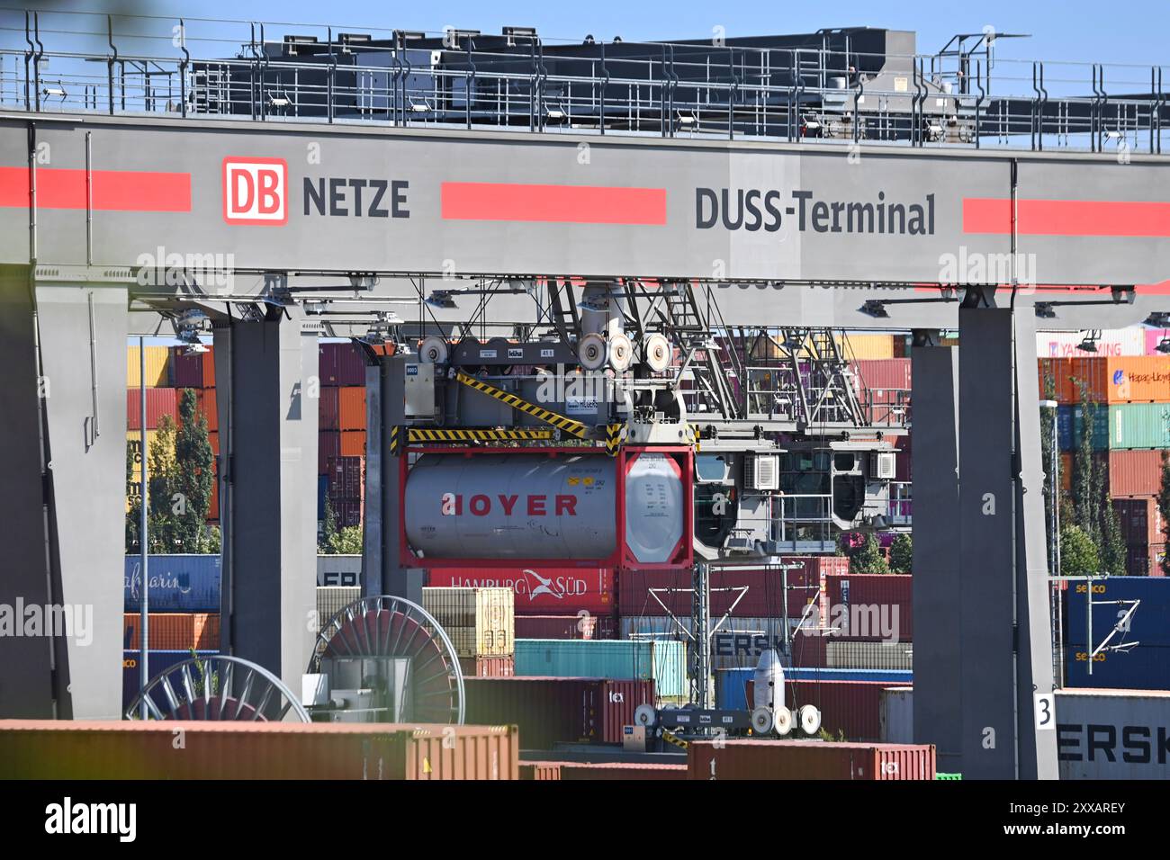 München, Deutschland. August 2024. Ansicht des deutschen Umschlagsunternehmens Rail - Road (DUSS) mbH München Riem bei Feldkirchen in Bayern, Containerbeladung. ? Quelle: dpa/Alamy Live News Stockfoto