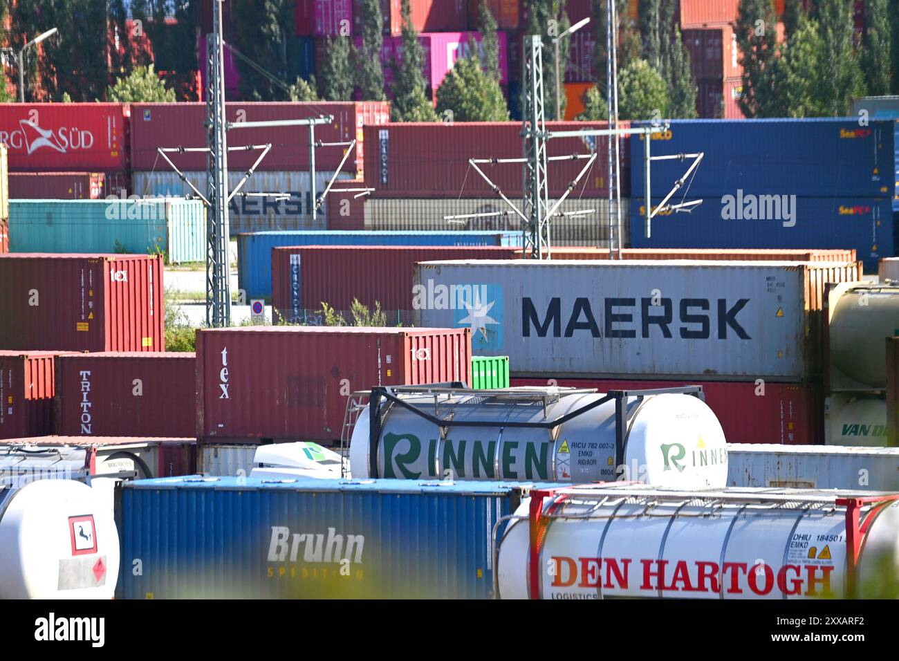 München, Deutschland. August 2024. Ansicht des deutschen Umschlagsunternehmens Rail - Road (DUSS) mbH München Riem bei Feldkirchen in Bayern, Containerbeladung. ? Quelle: dpa/Alamy Live News Stockfoto