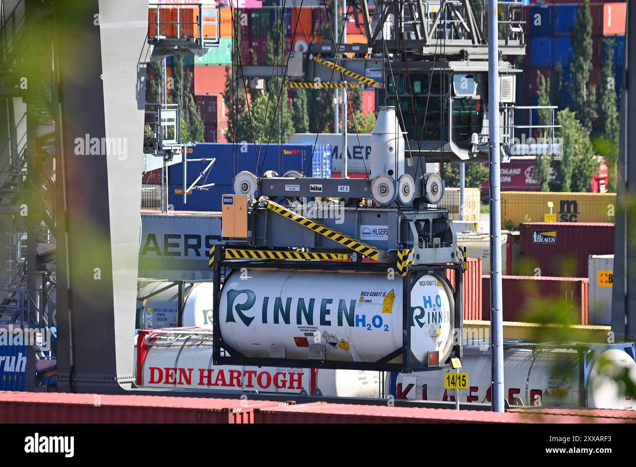 München, Deutschland. August 2024. Ansicht des deutschen Umschlagsunternehmens Rail - Road (DUSS) mbH München Riem bei Feldkirchen in Bayern, Containerbeladung. ? Quelle: dpa/Alamy Live News Stockfoto