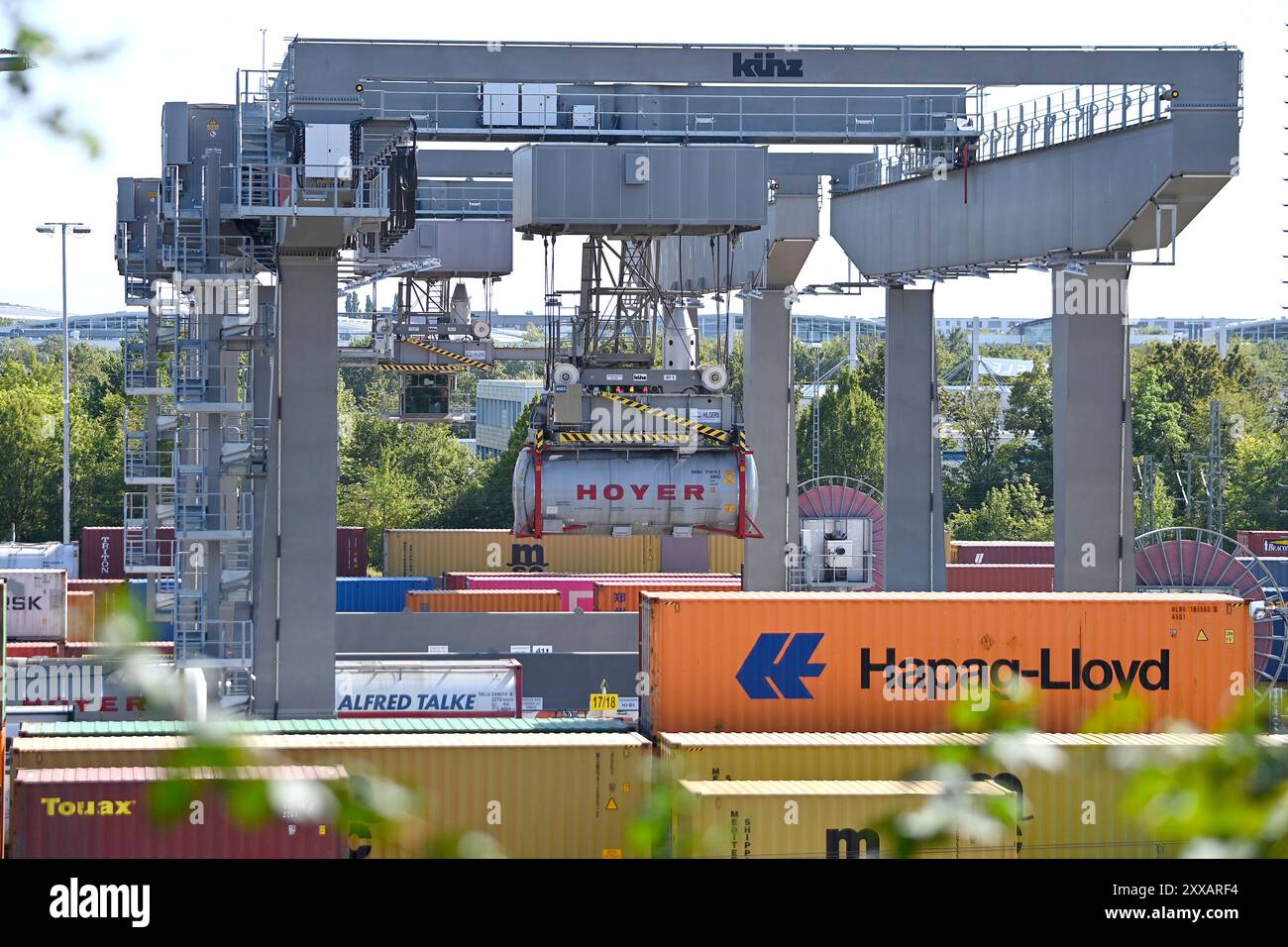 München, Deutschland. August 2024. Ansicht des deutschen Umschlagsunternehmens Rail - Road (DUSS) mbH München Riem bei Feldkirchen in Bayern, Containerbeladung. ? Quelle: dpa/Alamy Live News Stockfoto