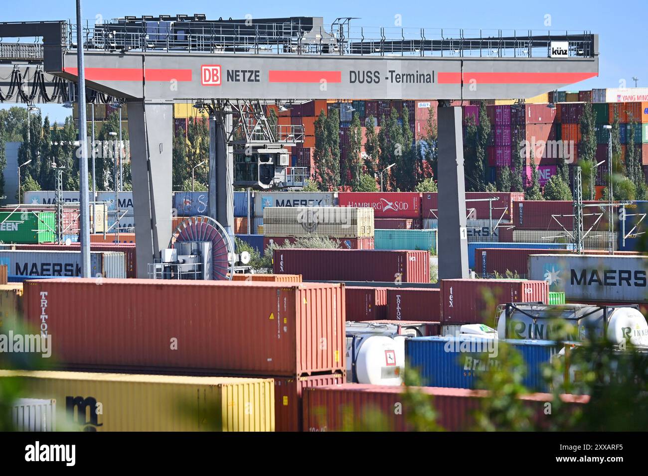 München, Deutschland. August 2024. Ansicht des deutschen Umschlagsunternehmens Rail - Road (DUSS) mbH München Riem bei Feldkirchen in Bayern, Containerbeladung. ? Quelle: dpa/Alamy Live News Stockfoto