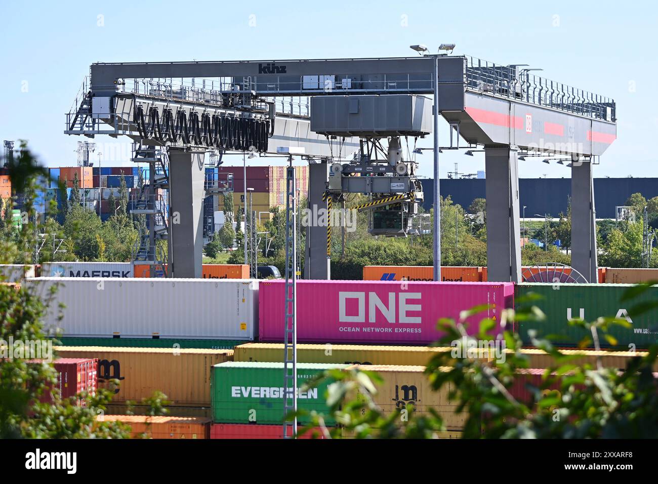 München, Deutschland. August 2024. Ansicht des deutschen Umschlagsunternehmens Rail - Road (DUSS) mbH München Riem bei Feldkirchen in Bayern, Containerbeladung. ? Quelle: dpa/Alamy Live News Stockfoto