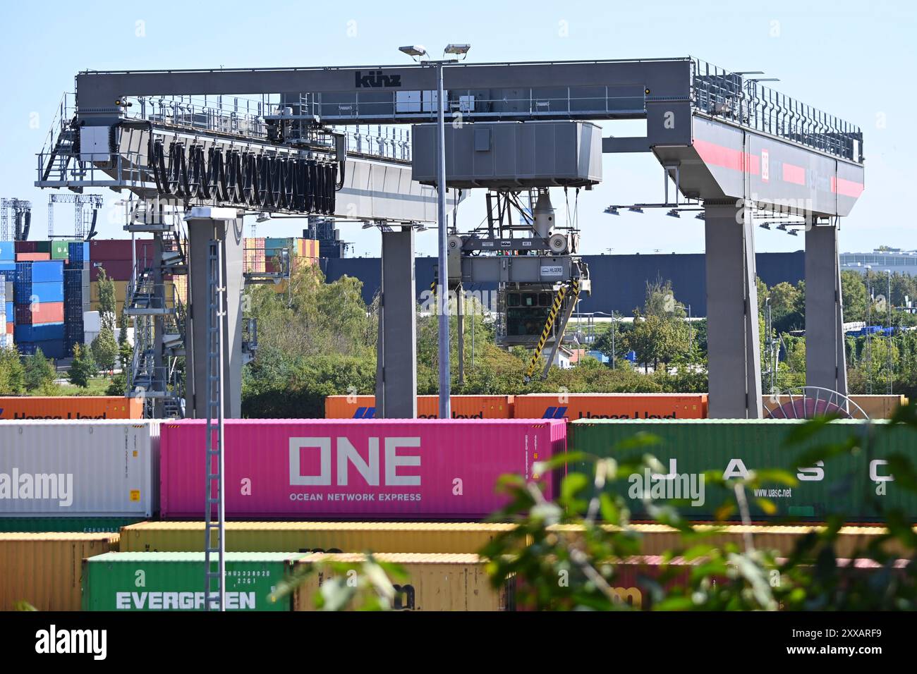 München, Deutschland. August 2024. Ansicht des deutschen Umschlagsunternehmens Rail - Road (DUSS) mbH München Riem bei Feldkirchen in Bayern, Containerbeladung. ? Quelle: dpa/Alamy Live News Stockfoto