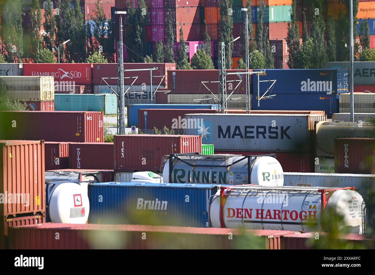 München, Deutschland. August 2024. Ansicht des deutschen Umschlagsunternehmens Rail - Road (DUSS) mbH München Riem bei Feldkirchen in Bayern, Containerbeladung. ? Quelle: dpa/Alamy Live News Stockfoto