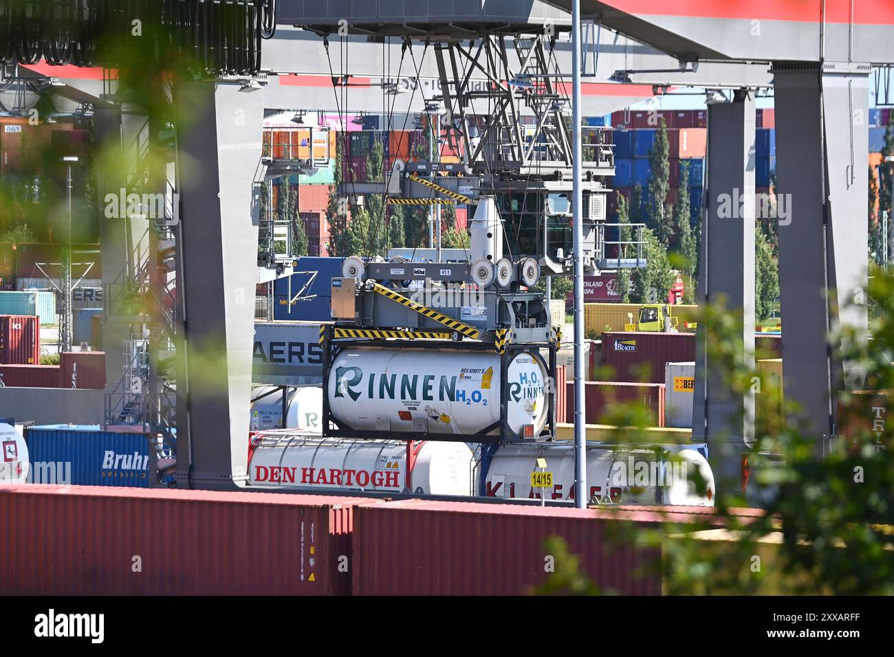München, Deutschland. August 2024. Ansicht des deutschen Umschlagsunternehmens Rail - Road (DUSS) mbH München Riem bei Feldkirchen in Bayern, Containerbeladung. ? Quelle: dpa/Alamy Live News Stockfoto