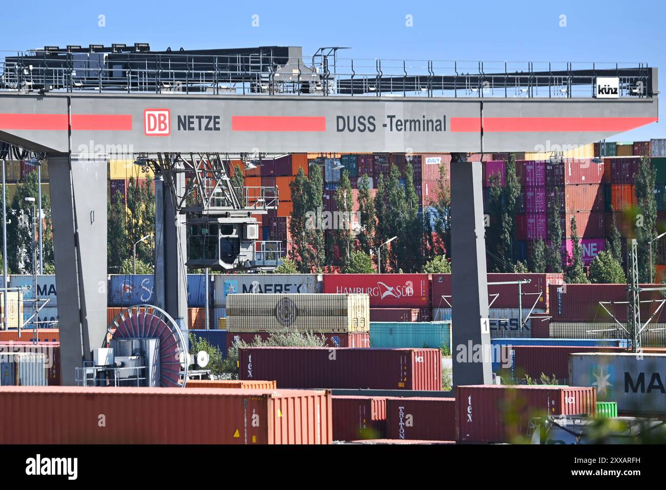München, Deutschland. August 2024. Ansicht des deutschen Umschlagsunternehmens Rail - Road (DUSS) mbH München Riem bei Feldkirchen in Bayern, Containerbeladung. ? Quelle: dpa/Alamy Live News Stockfoto
