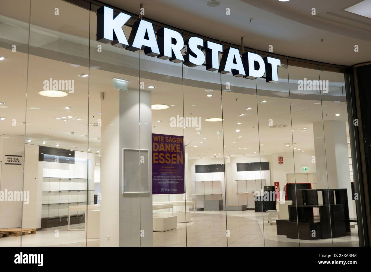 Essen, Deutschland. August 2024. Leere Regale und verschlossene Türen in der Karstadt-Niederlassung in Essen, Räumungsverkauf in der Galeria Kaufhof Karstadt in Essen, im Rahmen eines Insolvenzverfahrens und einer Umstrukturierung wird die Niederlassung im Einkaufszentrum Limbecker Platz in Essen am 31. August 2024 geschlossen, Essen am 23. August 2024. Quelle: dpa/Alamy Live News Stockfoto