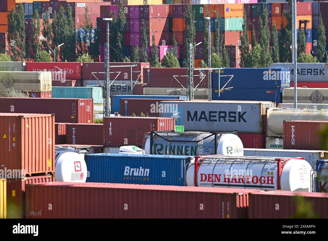 München, Deutschland. August 2024. Ansicht des deutschen Umschlagsunternehmens Rail - Road (DUSS) mbH München Riem bei Feldkirchen in Bayern, Containerbeladung. ? Quelle: dpa/Alamy Live News Stockfoto