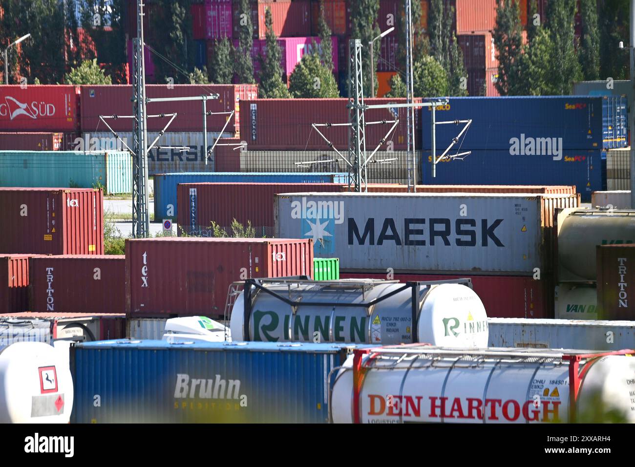 München, Deutschland. August 2024. Ansicht des deutschen Umschlagsunternehmens Rail - Road (DUSS) mbH München Riem bei Feldkirchen in Bayern, Containerbeladung. ? Quelle: dpa/Alamy Live News Stockfoto