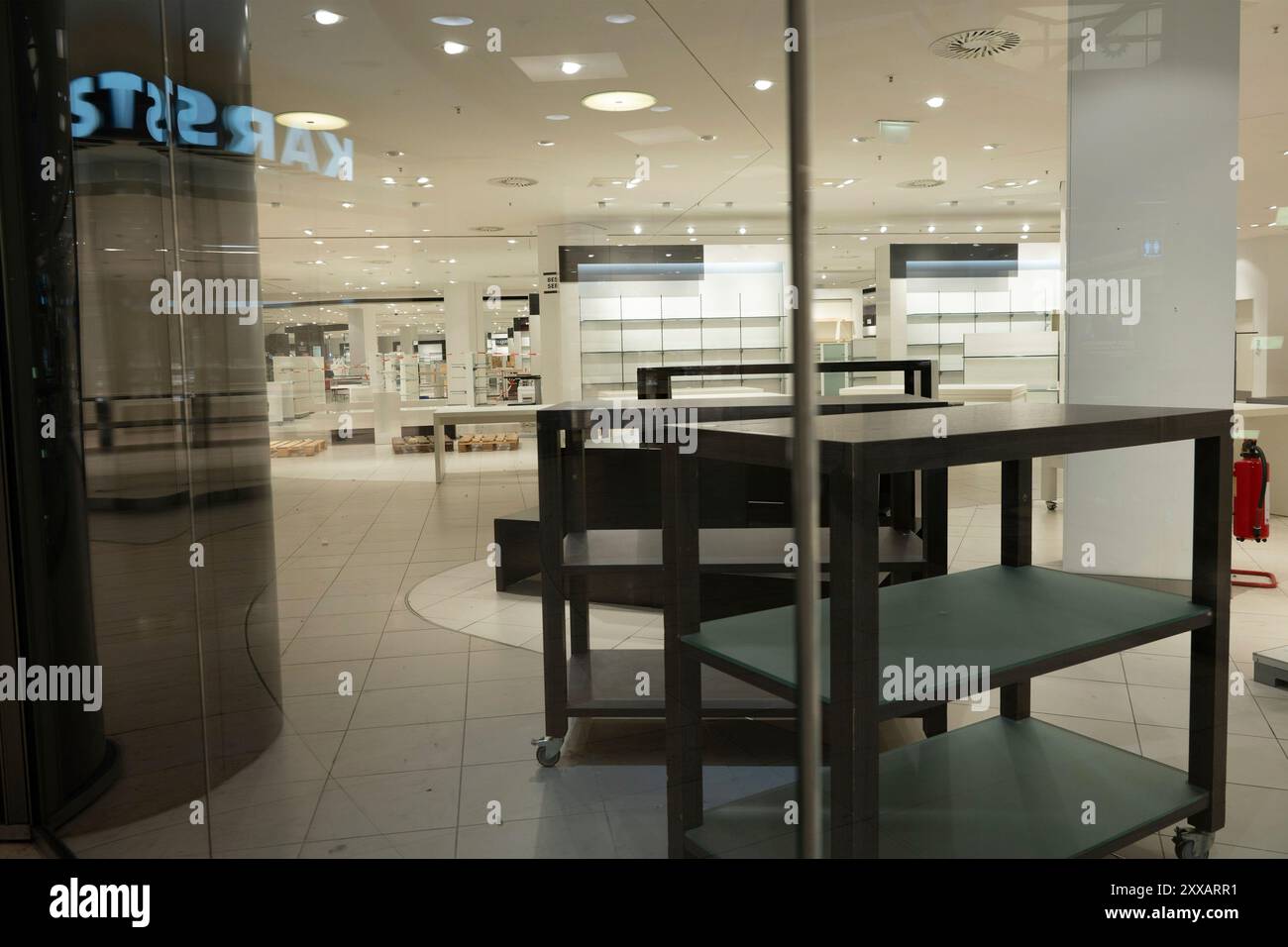Essen, Deutschland. August 2024. Leere Regale und verschlossene Türen in der Karstadt-Niederlassung in Essen, Räumungsverkauf in der Galeria Kaufhof Karstadt in Essen, im Rahmen eines Insolvenzverfahrens und einer Umstrukturierung wird die Niederlassung im Einkaufszentrum Limbecker Platz in Essen am 31. August 2024 geschlossen, Essen am 23. August 2024. Quelle: dpa/Alamy Live News Stockfoto