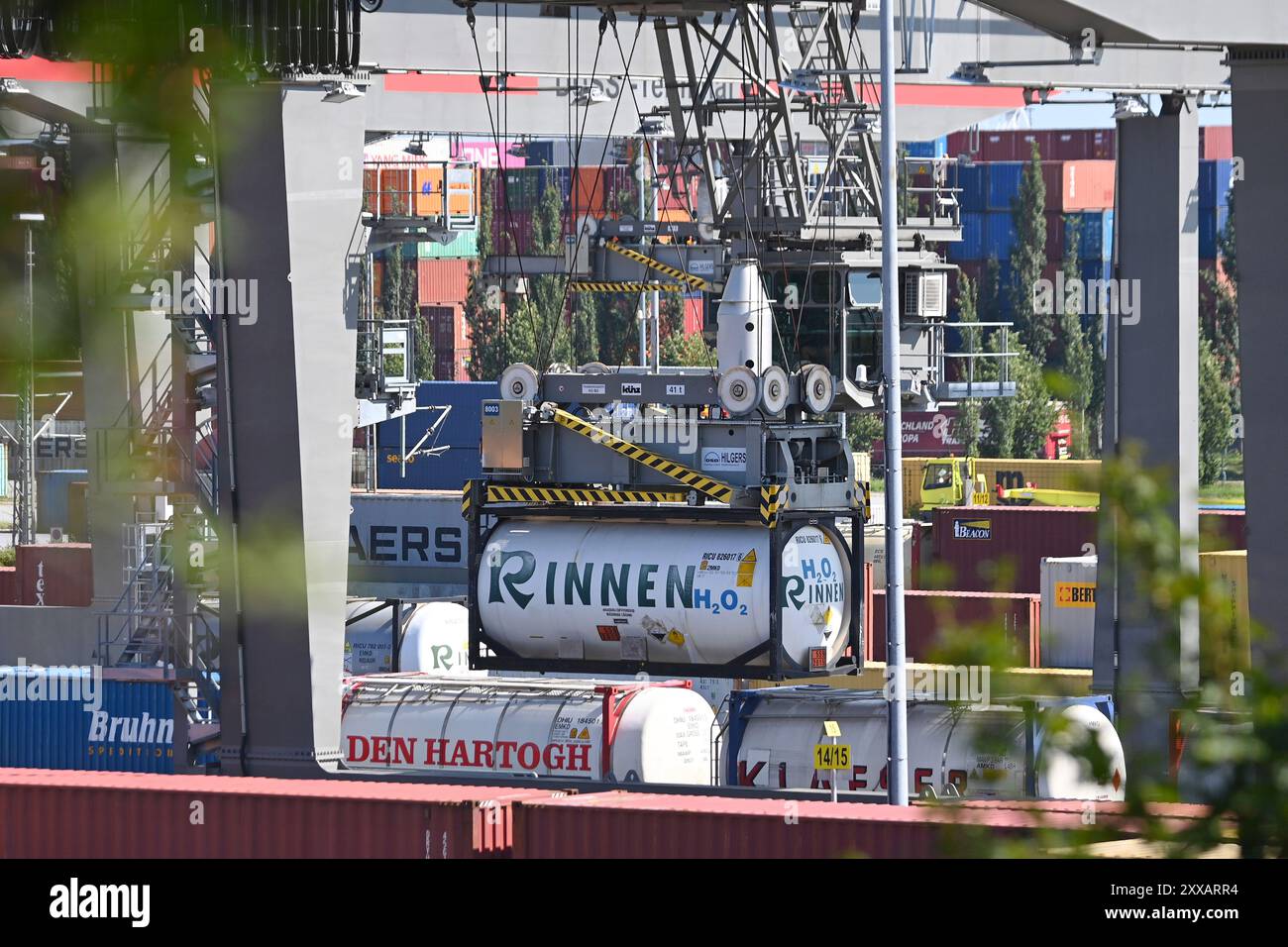 München, Deutschland. August 2024. Ansicht des deutschen Umschlagsunternehmens Rail - Road (DUSS) mbH München Riem bei Feldkirchen in Bayern, Containerbeladung. ? Quelle: dpa/Alamy Live News Stockfoto