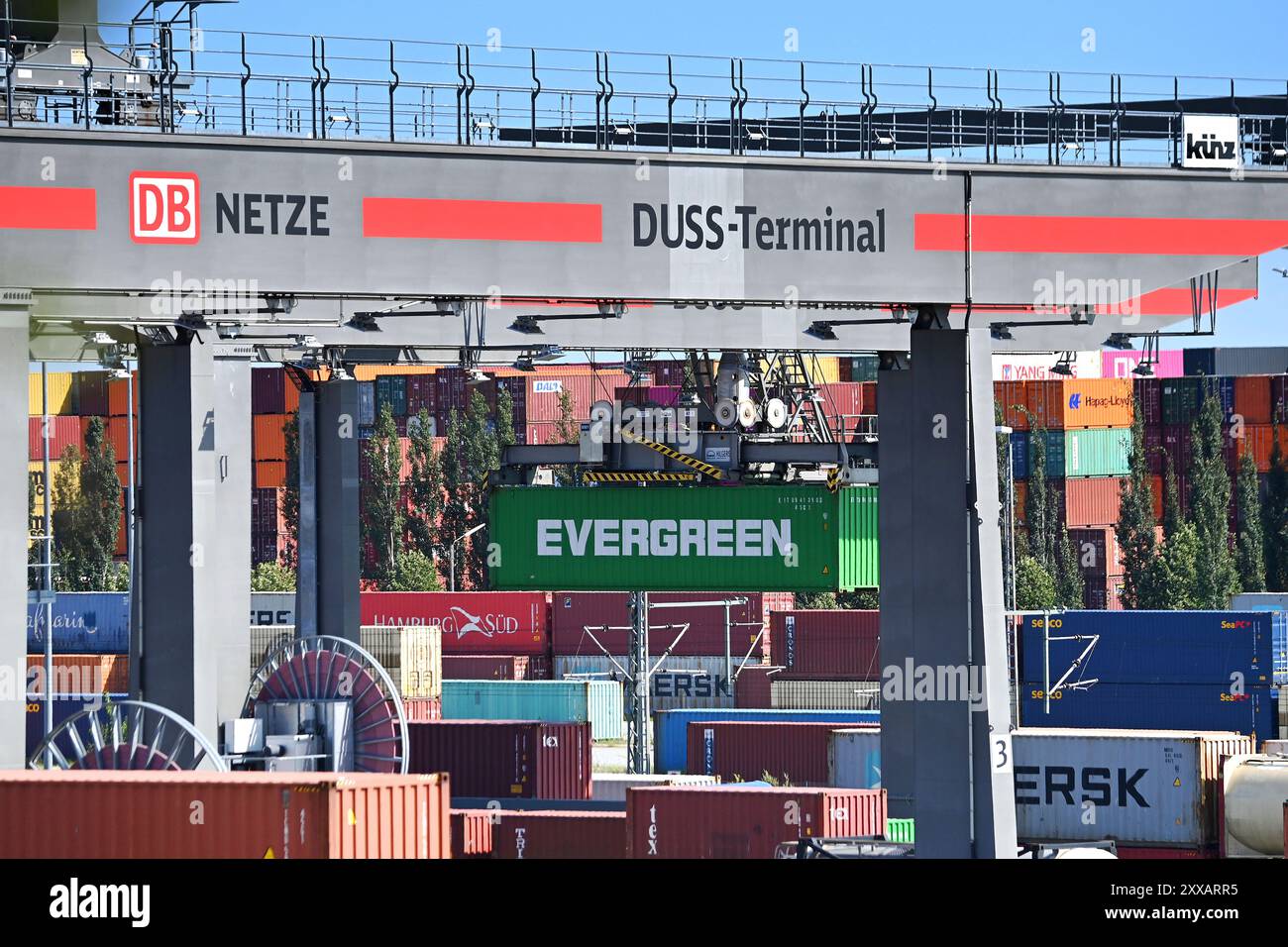 München, Deutschland. August 2024. Ansicht des deutschen Umschlagsunternehmens Rail - Road (DUSS) mbH München Riem bei Feldkirchen in Bayern, Containerbeladung. ? Quelle: dpa/Alamy Live News Stockfoto