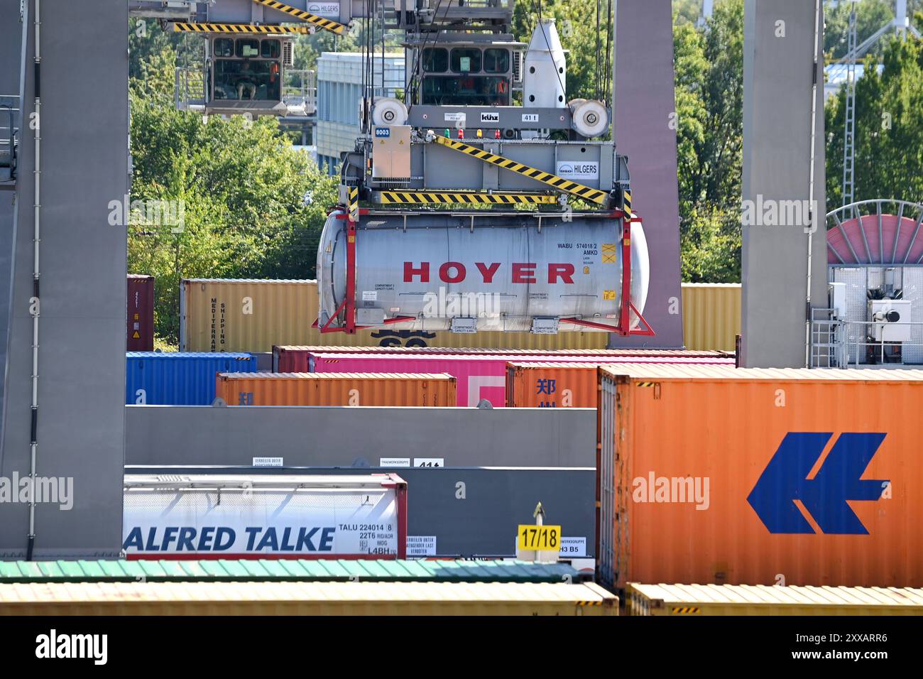 München, Deutschland. August 2024. Ansicht des deutschen Umschlagsunternehmens Rail - Road (DUSS) mbH München Riem bei Feldkirchen in Bayern, Containerbeladung. ? Quelle: dpa/Alamy Live News Stockfoto