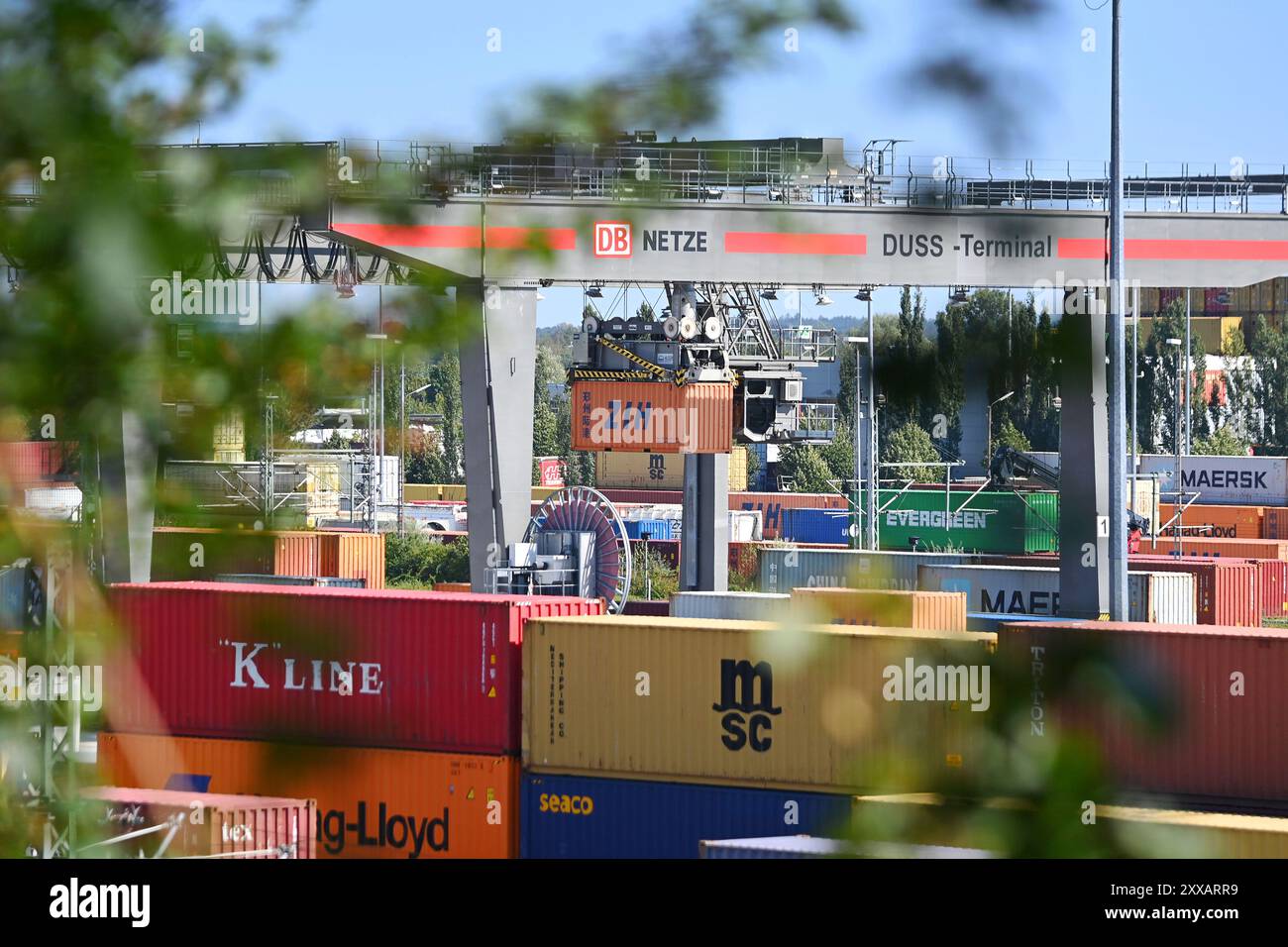 München, Deutschland. August 2024. Ansicht des deutschen Umschlagsunternehmens Rail - Road (DUSS) mbH München Riem bei Feldkirchen in Bayern, Containerbeladung. ? Quelle: dpa/Alamy Live News Stockfoto