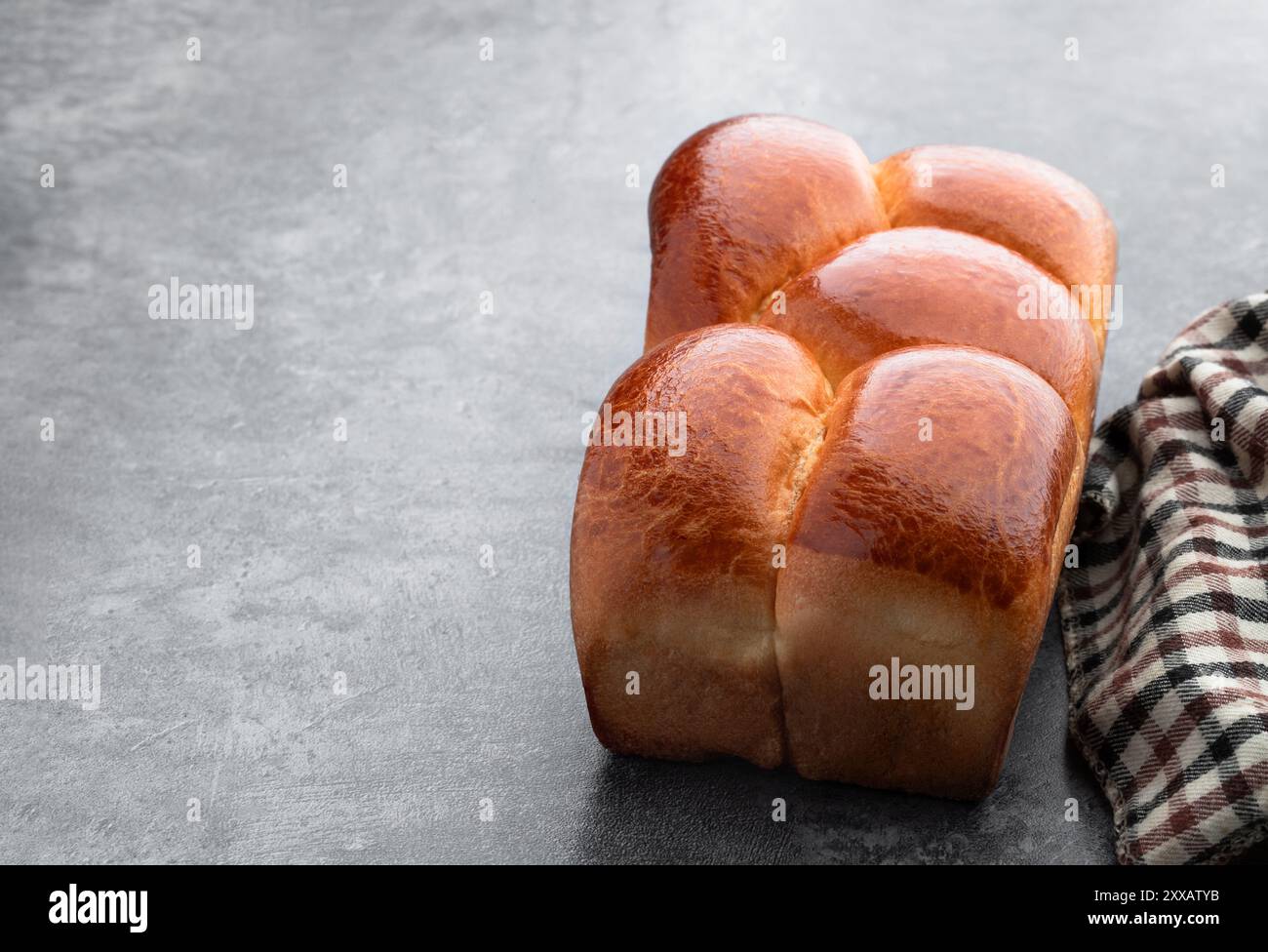 Geflochtenes Weizenmehlbrot auf grauem Hintergrund Stockfoto Geflochtenes Weizenmehlbrot auf grauem Hintergrund Stockfoto