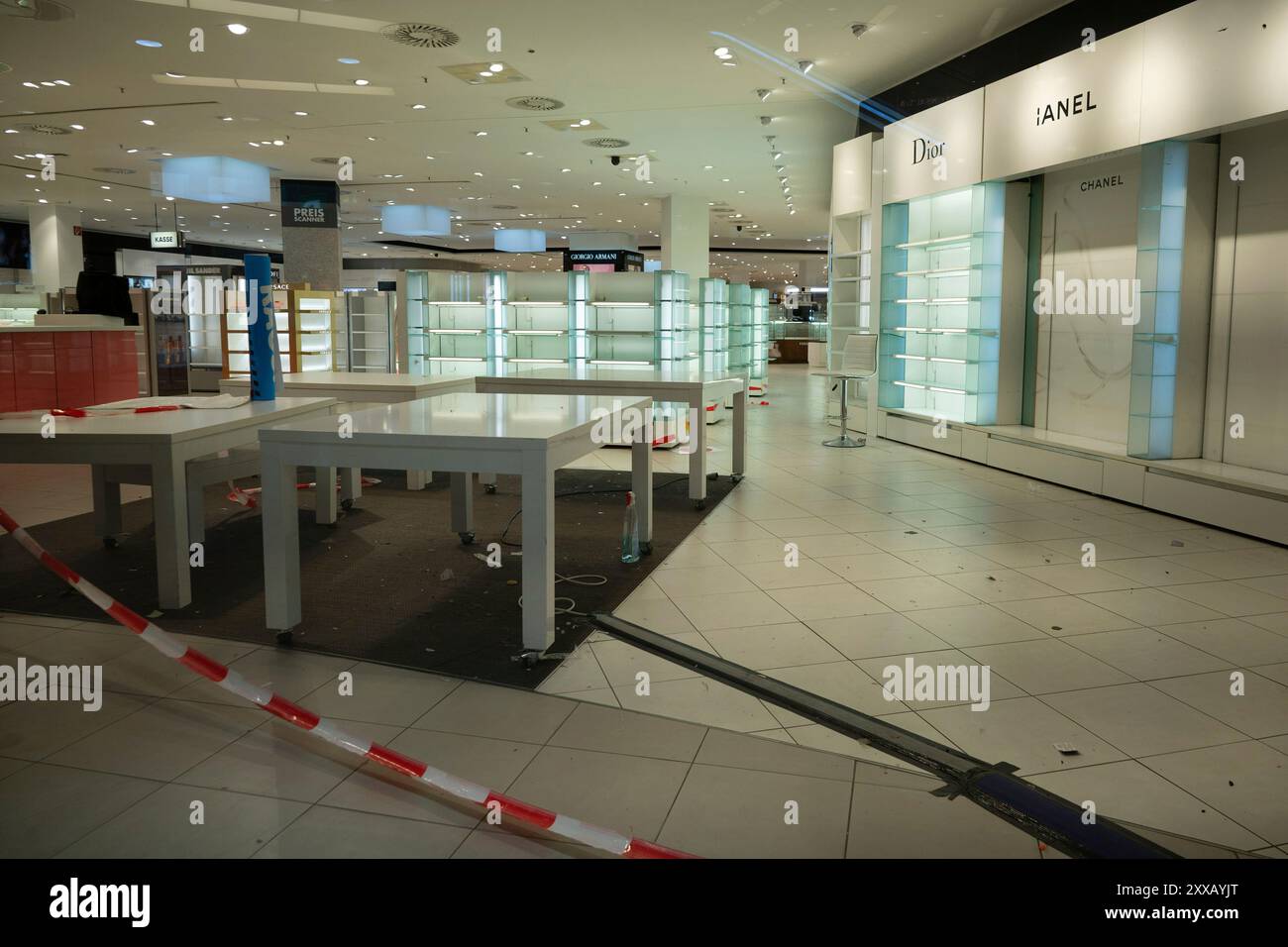 Essen, Deutschland. August 2024. Leere Regale und verschlossene Türen in der Karstadt-Niederlassung in Essen, Räumungsverkauf in der Galeria Kaufhof Karstadt in Essen, im Rahmen eines Insolvenzverfahrens und einer Umstrukturierung wird die Niederlassung im Einkaufszentrum Limbecker Platz in Essen am 31. August 2024 geschlossen, Essen am 23. August 2024. Quelle: dpa/Alamy Live News Stockfoto