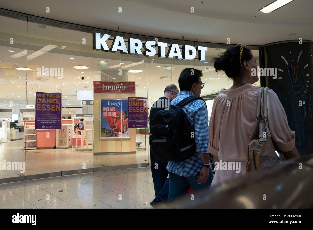 Essen, Deutschland. August 2024. Leere Regale und verschlossene Türen in der Karstadt-Niederlassung in Essen, Räumungsverkauf in der Galeria Kaufhof Karstadt in Essen, im Rahmen eines Insolvenzverfahrens und einer Umstrukturierung wird die Niederlassung im Einkaufszentrum Limbecker Platz in Essen am 31. August 2024 geschlossen, Essen am 23. August 2024. Quelle: dpa/Alamy Live News Stockfoto