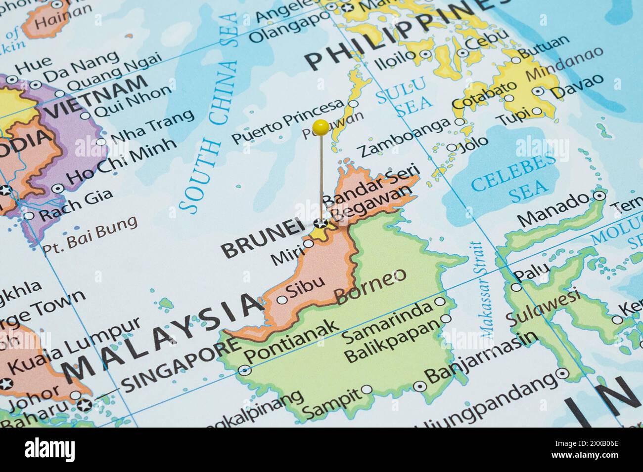 Nahaufnahme einer Stadt in Bandar Seri Begawan mit einer gelben Nadel in die politische Landkarte von Brunei Stockfoto