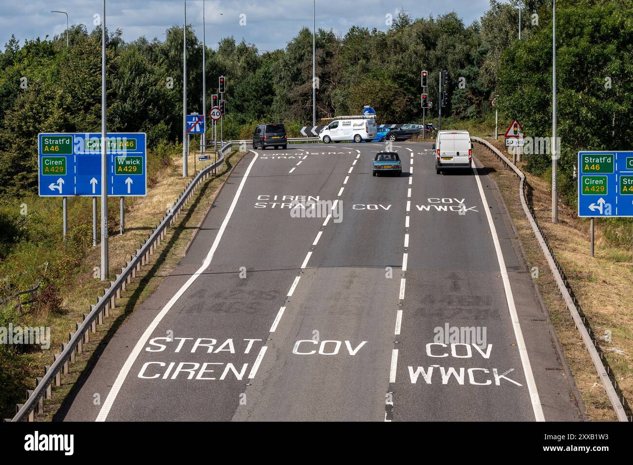 Fahrer, die sich einem Kreisverkehr auf einem mehrspurigen Highway in england nähern und ihre Spur entsprechend ihrem gewünschten Ziel wählen Stockfoto