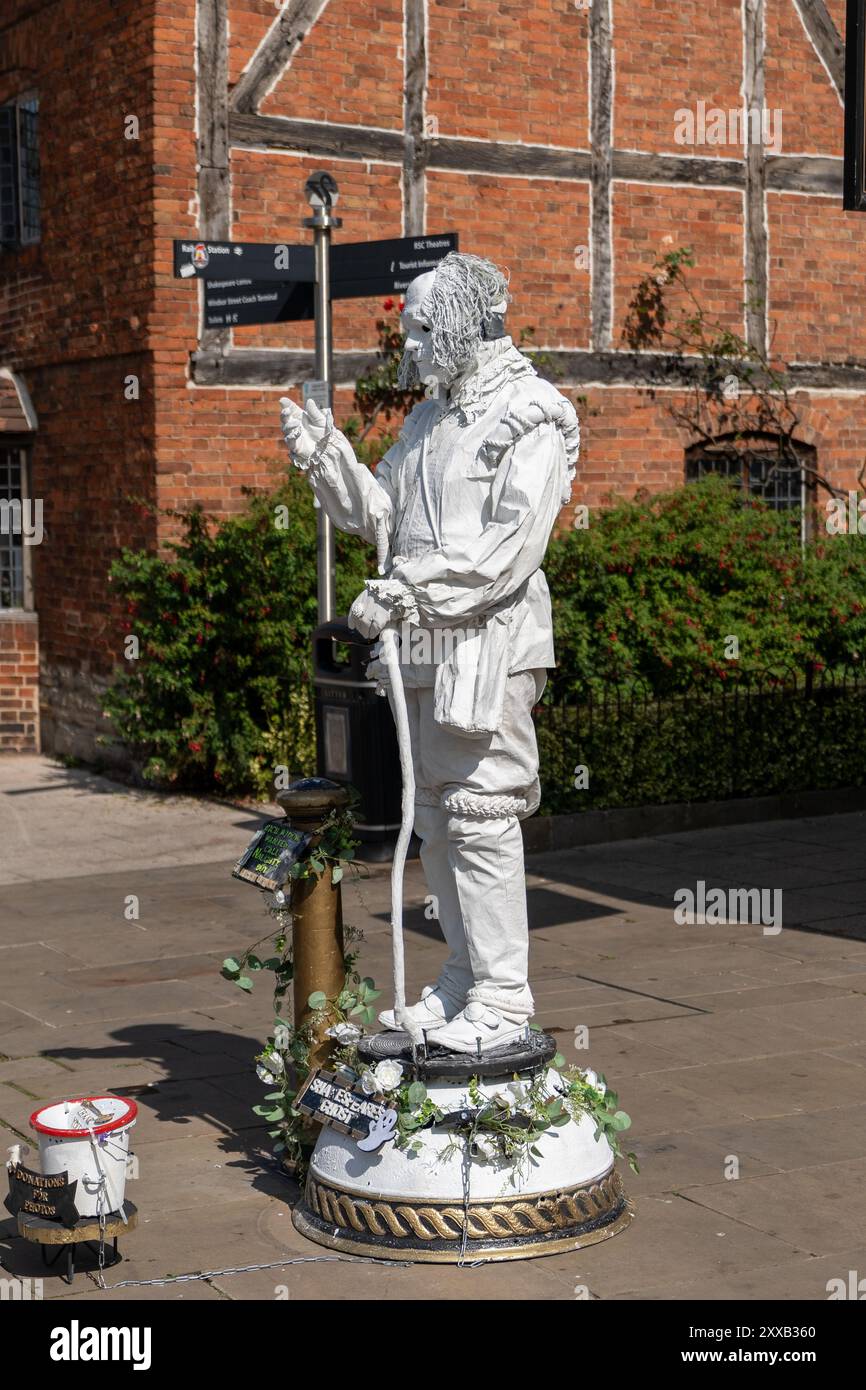 Street Artist, bedeckt mit weißem Make-up, steht still wie eine Statue als Teil einer Performance in stratford upon avon Stockfoto