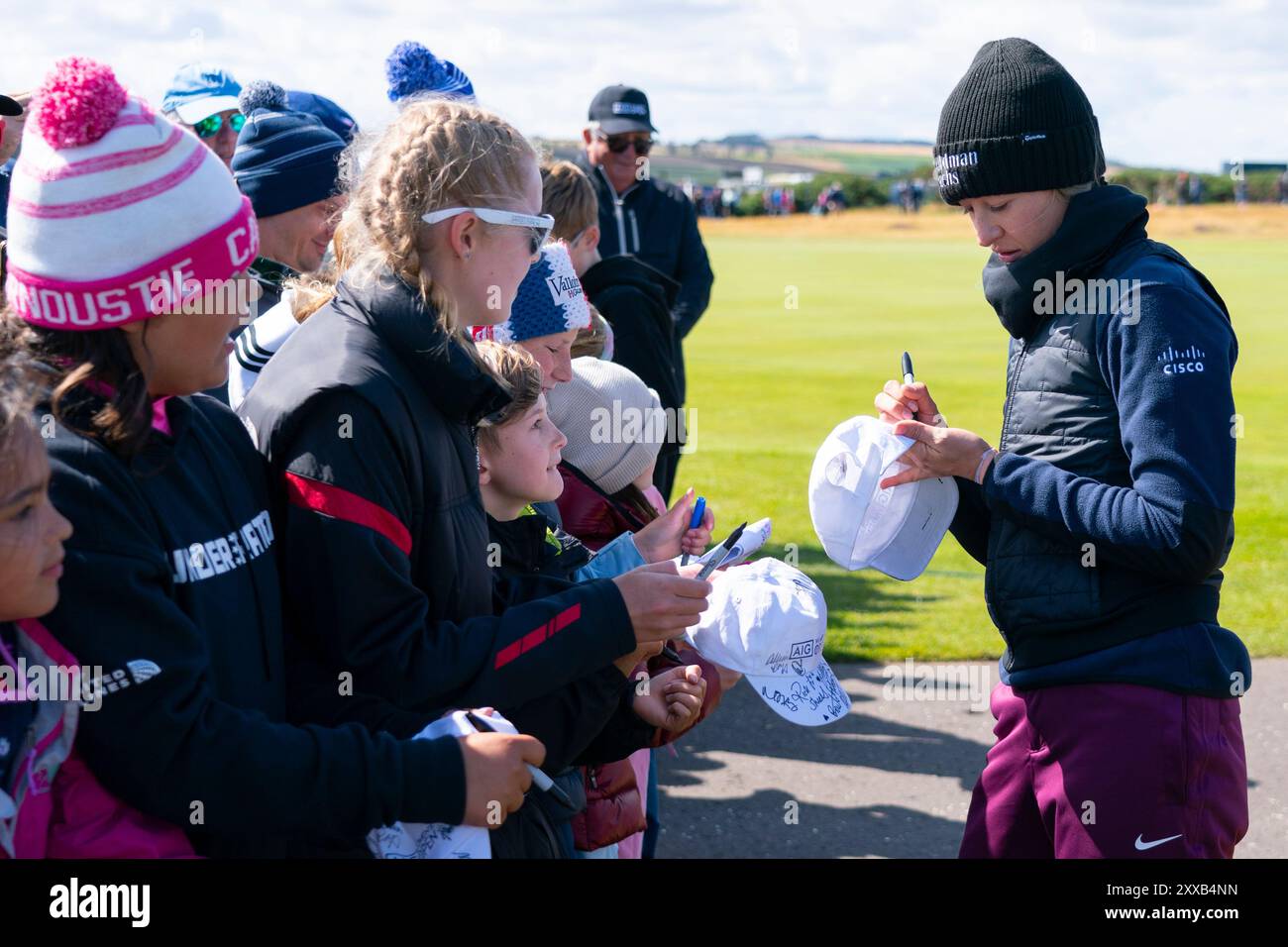 St Andrews, Schottland, Großbritannien. August 2024. Zweite Runde der AIG Women’s Open auf dem Old Course St Andrews. Nelly Korda signierte nach ihrer Runde Autogramme für Fans. Iain Masterton/Alamy Live News Stockfoto