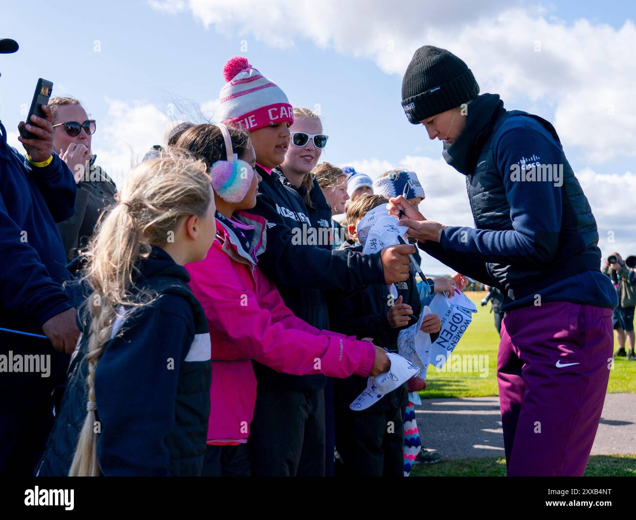 St Andrews, Schottland, Großbritannien. August 2024. Zweite Runde der AIG Women’s Open auf dem Old Course St Andrews. Nelly Korda signierte nach ihrer Runde Autogramme für Fans. Iain Masterton/Alamy Live News Stockfoto