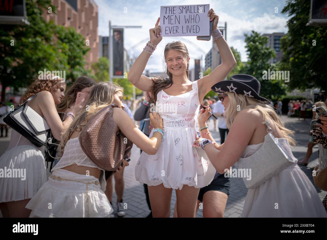 Taylor Swift Superfans oder „Swifties“ kommen nach Wembley in London, um die letzte Stadionshow ihrer Eras-Tour zu erleben, die bereits die erfolgreichste Tour aller Zeiten ist. Stockfoto