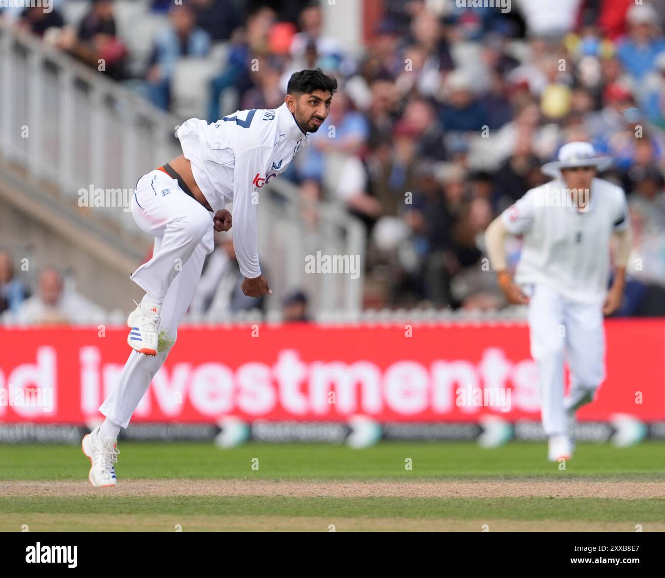 Emirates Old Trafford, Manchester, Großbritannien. August 2024. 1. Rothesay Cricket Test Match, Tag drei, England gegen Sri Lanka; Shoaib Bashir von England in Bowlingspiel Credit: Action Plus Sports/Alamy Live News Stockfoto