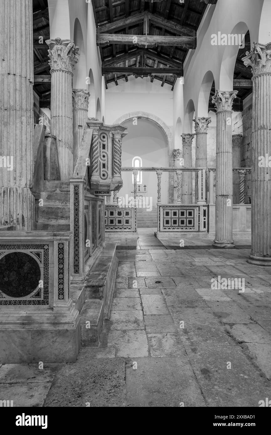 Die Kirche San Pietro in Albe steht auf dem Hügel San Pietro, einem der drei Hügel um Alba Fucens, die römische Stadt, die 304 v. Chr. in at gegründet wurde Stockfoto