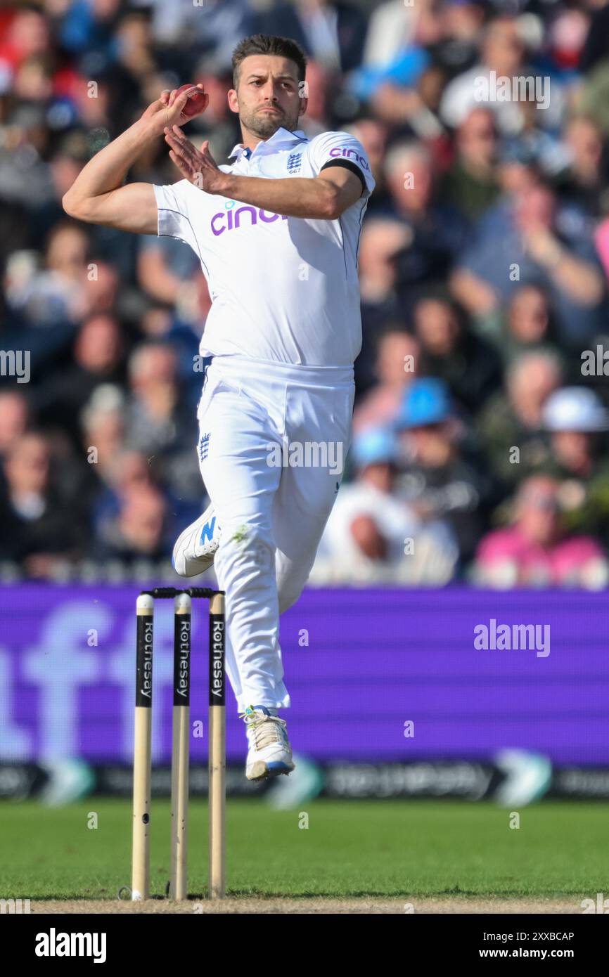 Manchester, Großbritannien. August 2024. Mark Wood of England Bowls während des England Men gegen Sri Lanka 1st Rothesay Test Match Day 3 in Old Trafford, Manchester, Vereinigtes Königreich, 23. August 2024 (Foto: Craig Thomas/News Images) in Manchester, Vereinigtes Königreich am 23. August 2024. (Foto: Craig Thomas/News Images/SIPA USA) Credit: SIPA USA/Alamy Live News Stockfoto