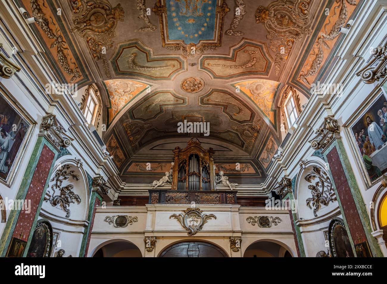 Der Bau der Kirche San Michele Arcangelo geht auf das 14. Jahrhundert zurück. Ende des 14. Jahrhunderts stifteten sie die Grafen von Celano Stockfoto