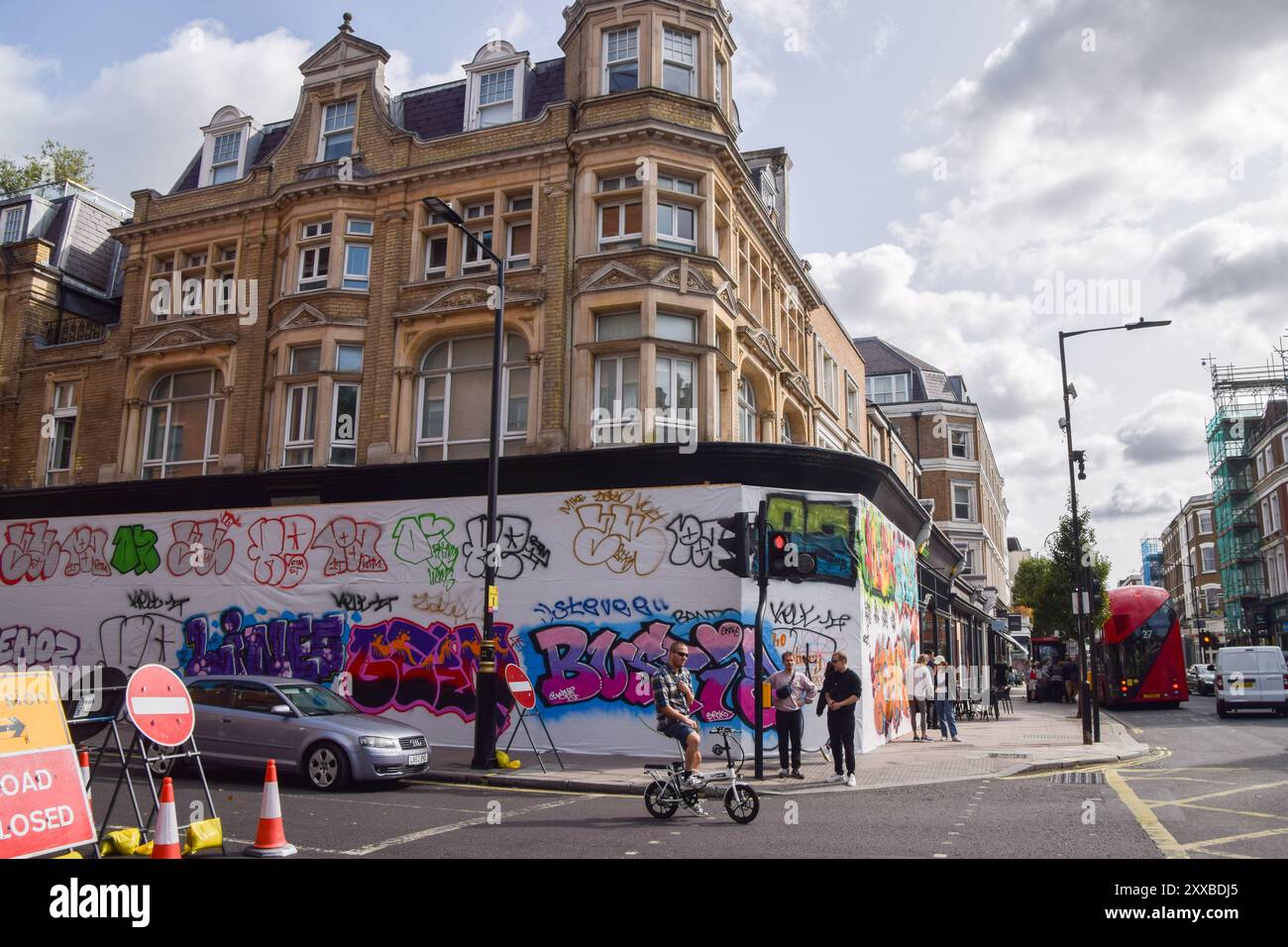 Vor dem Notting Hill Carnival, der am 25. Und 26. August stattfindet, wurden Schutzbretter vor den Geschäften aufgestellt und mit Graffiti bedeckt. Stockfoto