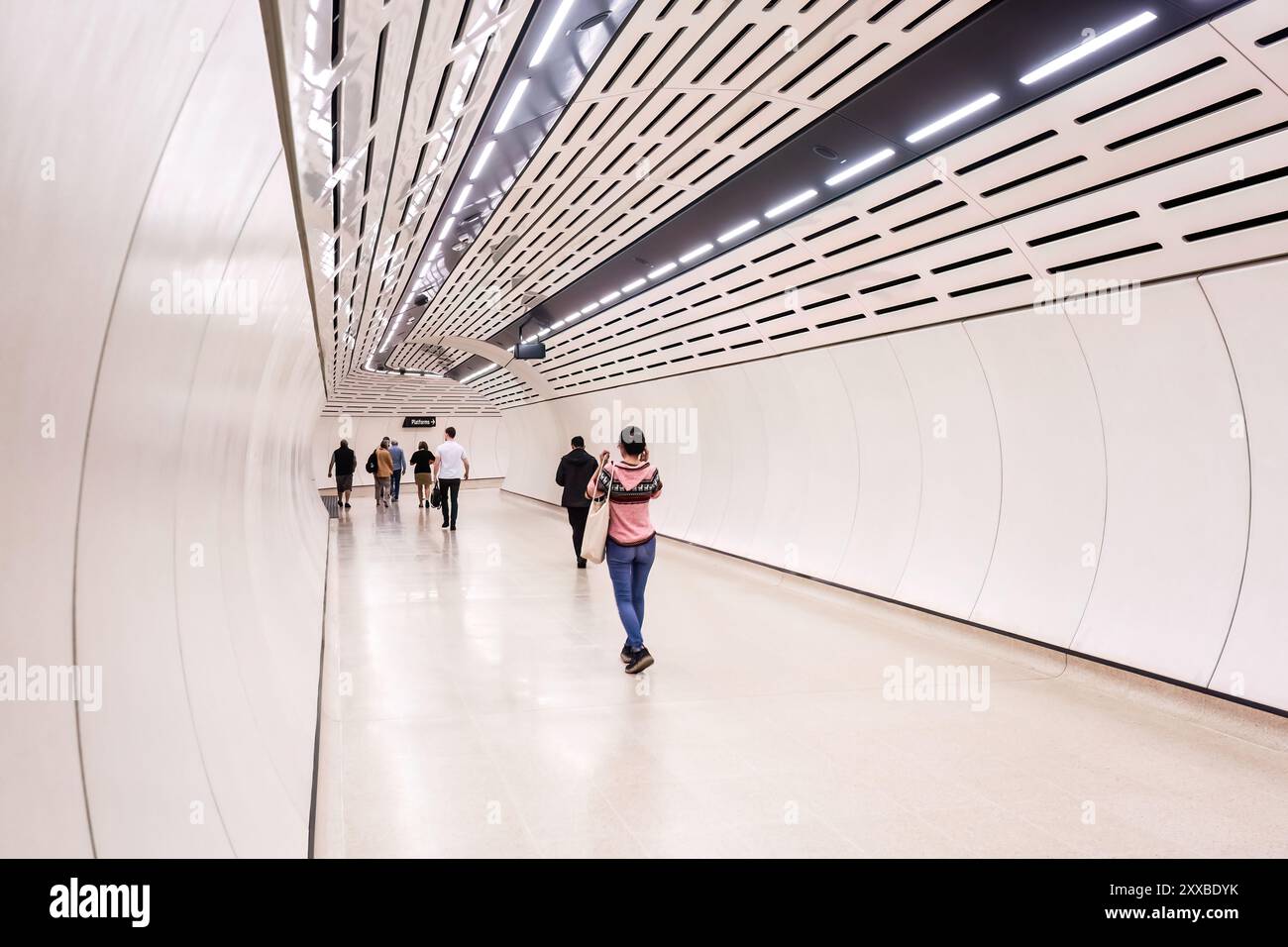 Sydney, Australien, Freitag, 23. August 2024. Victoria Cross Metro Station, die diese Woche im Norden von Sydney als Teil der fahrerlosen Sydney Metro-Linie (Chatswood-Sydenham-Linie) eröffnet wurde. Quelle: Paul Lovelace/Alamy Live News Stockfoto