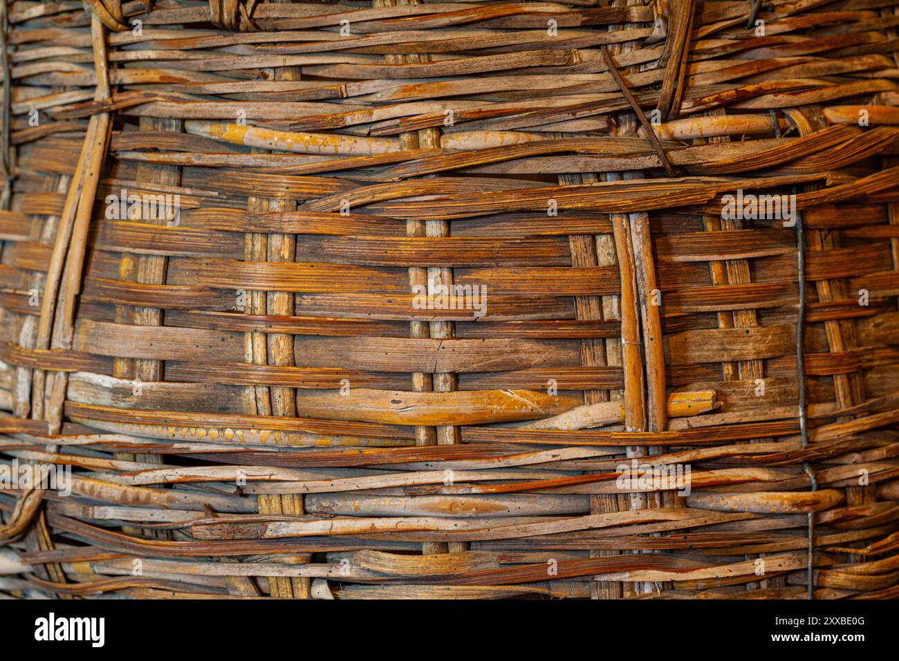 Detail eines alten handgewebten Korbes Stockfoto