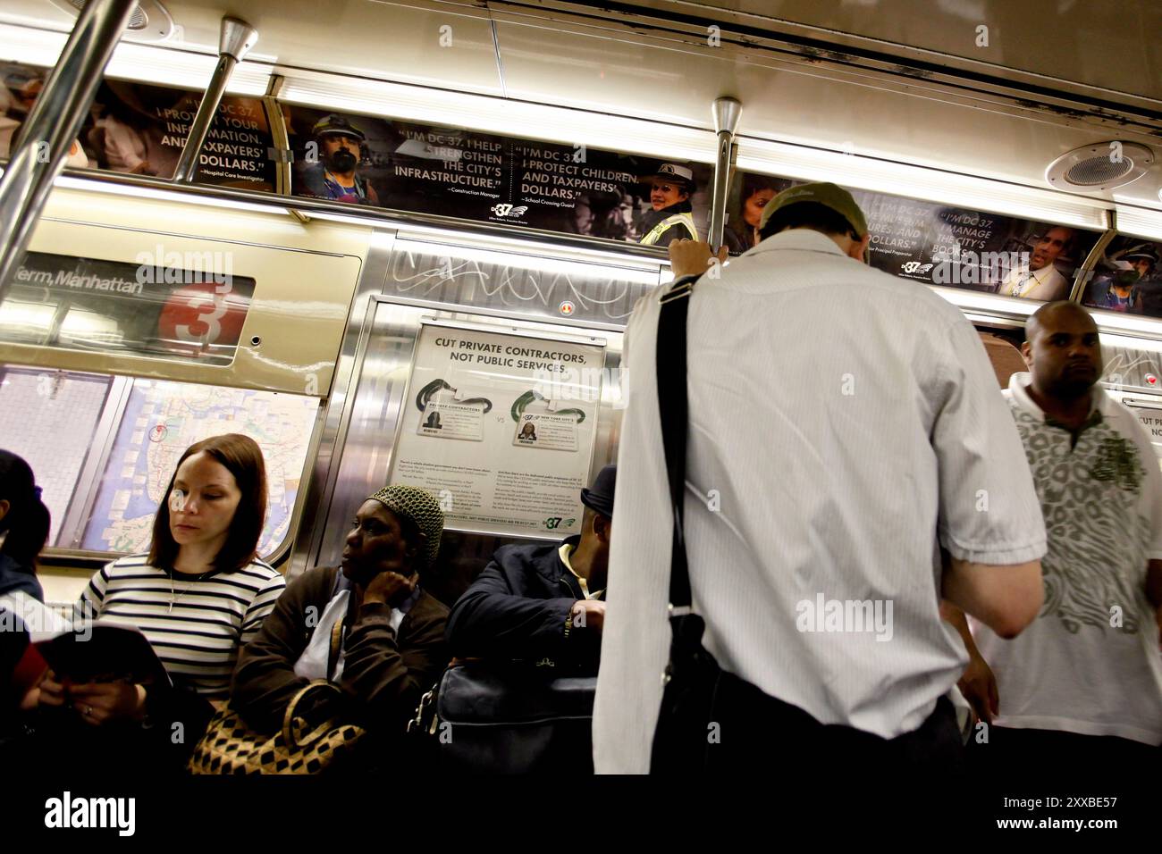 Die union DC 37 hat eine massive Werbekampagne gestartet, um die Menschen darüber zu informieren, wie viel Geld New York City für private Auftragnehmer ausgibt, und zwar in Bereichen, die ihrer Meinung nach für die Vergabe von Unteraufträgen wichtig sind. Hier ist ein U-Bahn-Auto voll mit Anzeigen Stockfoto