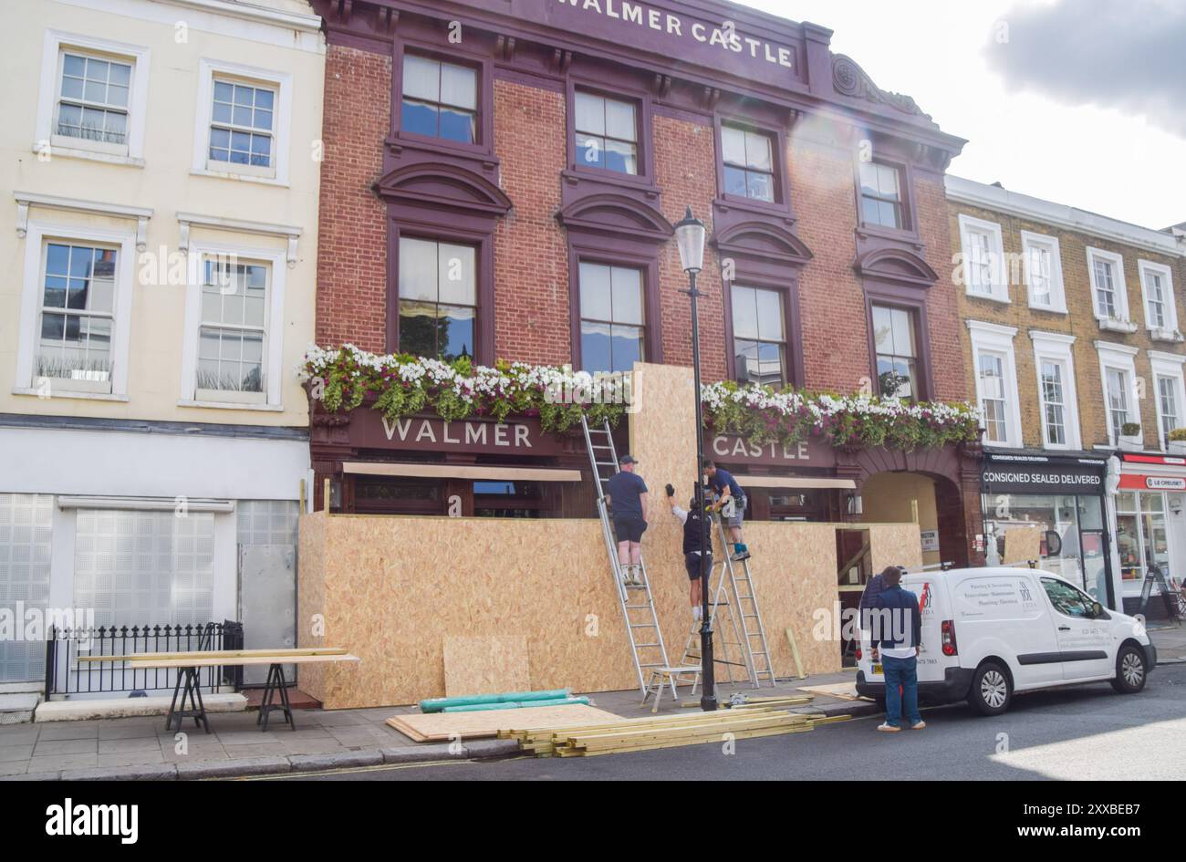 London, Großbritannien. August 2024. Arbeiter steigen in einen Pub vor dem Notting Hill Carnival, der am 25. Und 26. August stattfindet. (Foto: Vuk Valcic/SOPA Images/SIPA USA) Credit: SIPA USA/Alamy Live News Stockfoto