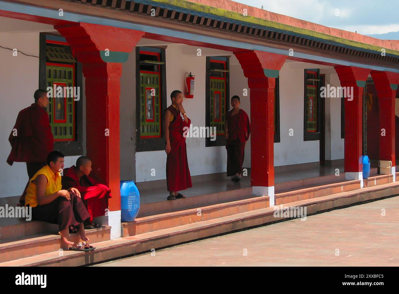 Gangtok, Sikkim, Indien - 9. Mai 2008 : Mönche, die sich nach dem Gebet im Rumtek Kloster, Dharma Chakra Centre, entspannen, ist ein Gompa und Sitz im Exil der Gya Stockfoto