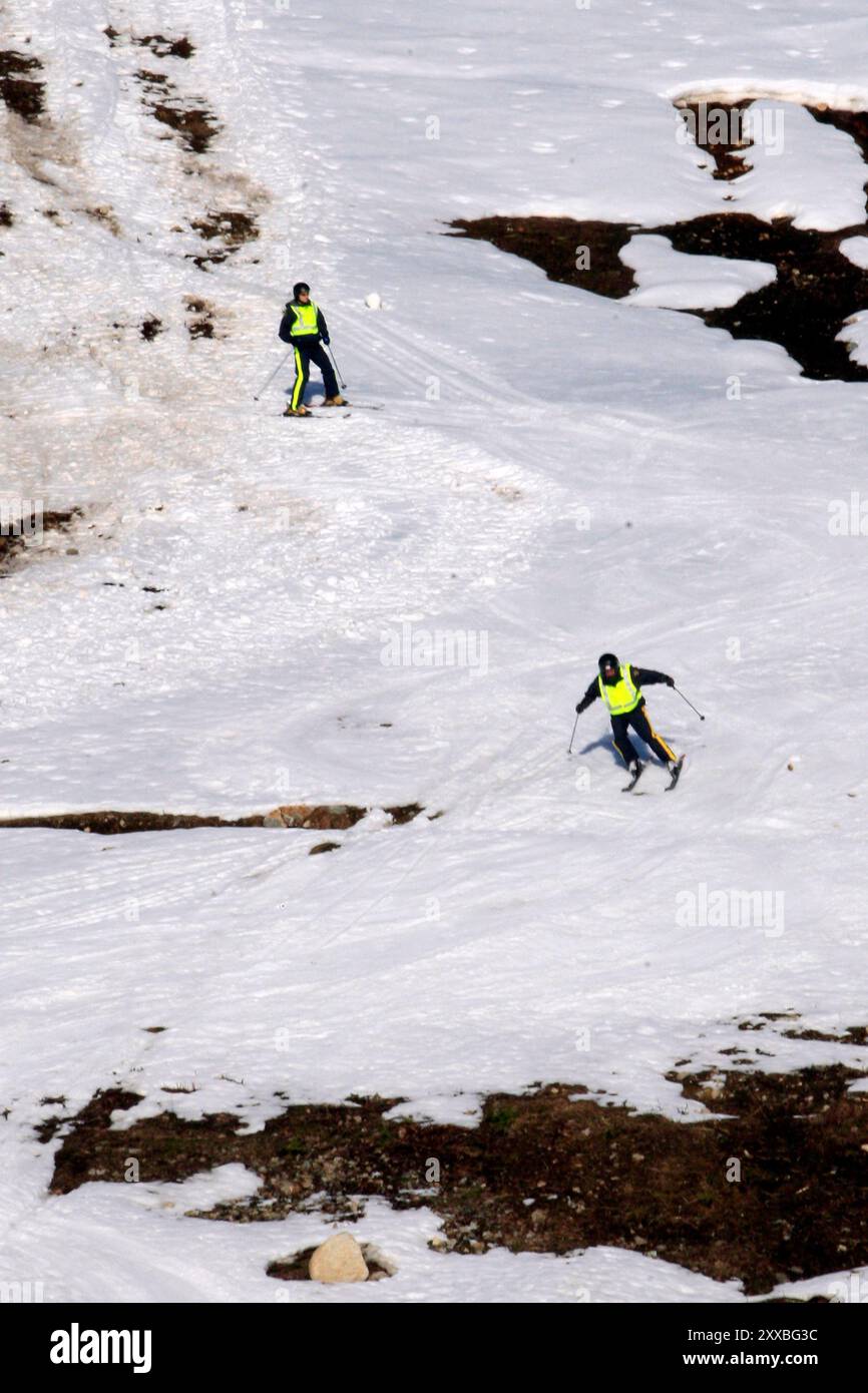 Ein Erickson Airkran S 64 Schwerhubschrauber verbrennt jede Stunde 10,000 Dollar Kraftstoff, während er Schnee auf die Freestyle- und Snowboardpisten im Cypress Bowl Ski Area außerhalb von Vancouver bringt. Außergewöhnlich warmes Wetter macht die Vorbereitung zu einem Hea Stockfoto