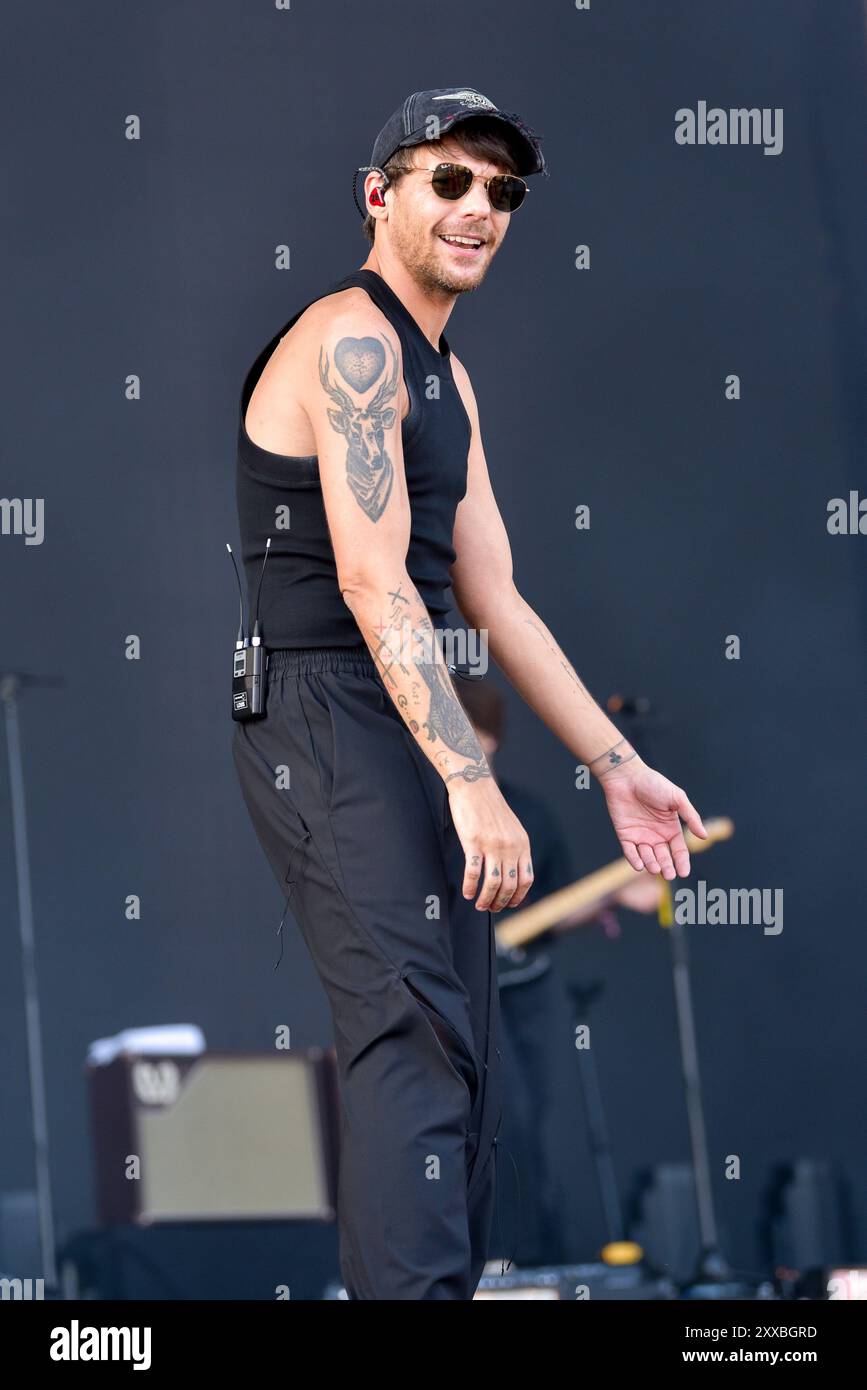 Louis Tomlinson, aus einer Richtung, begeistert seine große Menge an Fans beim Victorious Festival in Southsea. Freitag, 23. August Stockfoto