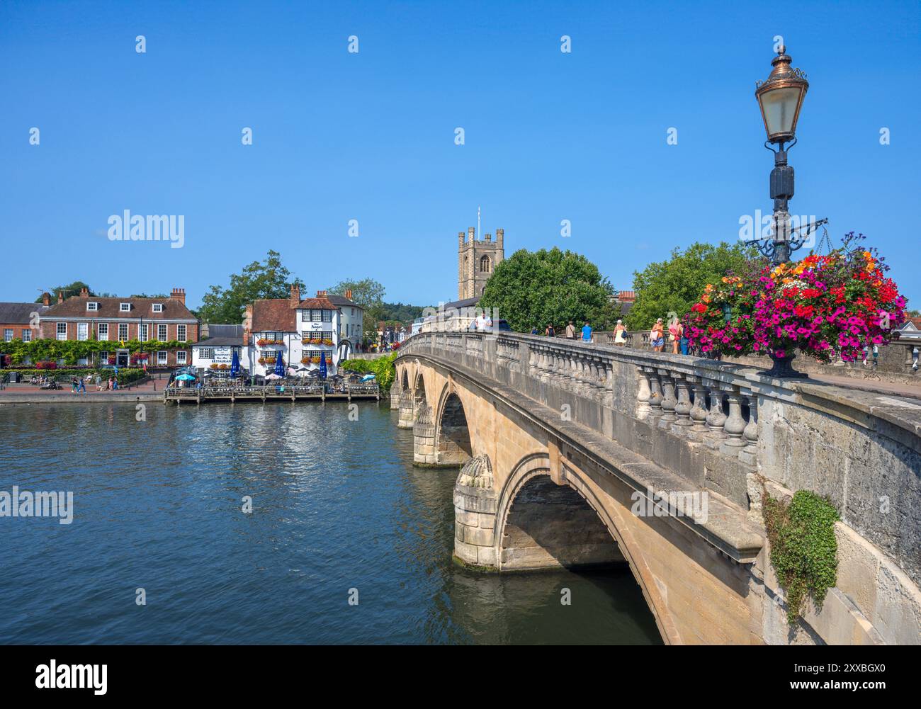 Die Themse und die Henley Bridge mit Blick auf den Angel Pub, Henley-on-Thames, Oxfordshire, England, Großbritannien Stockfoto