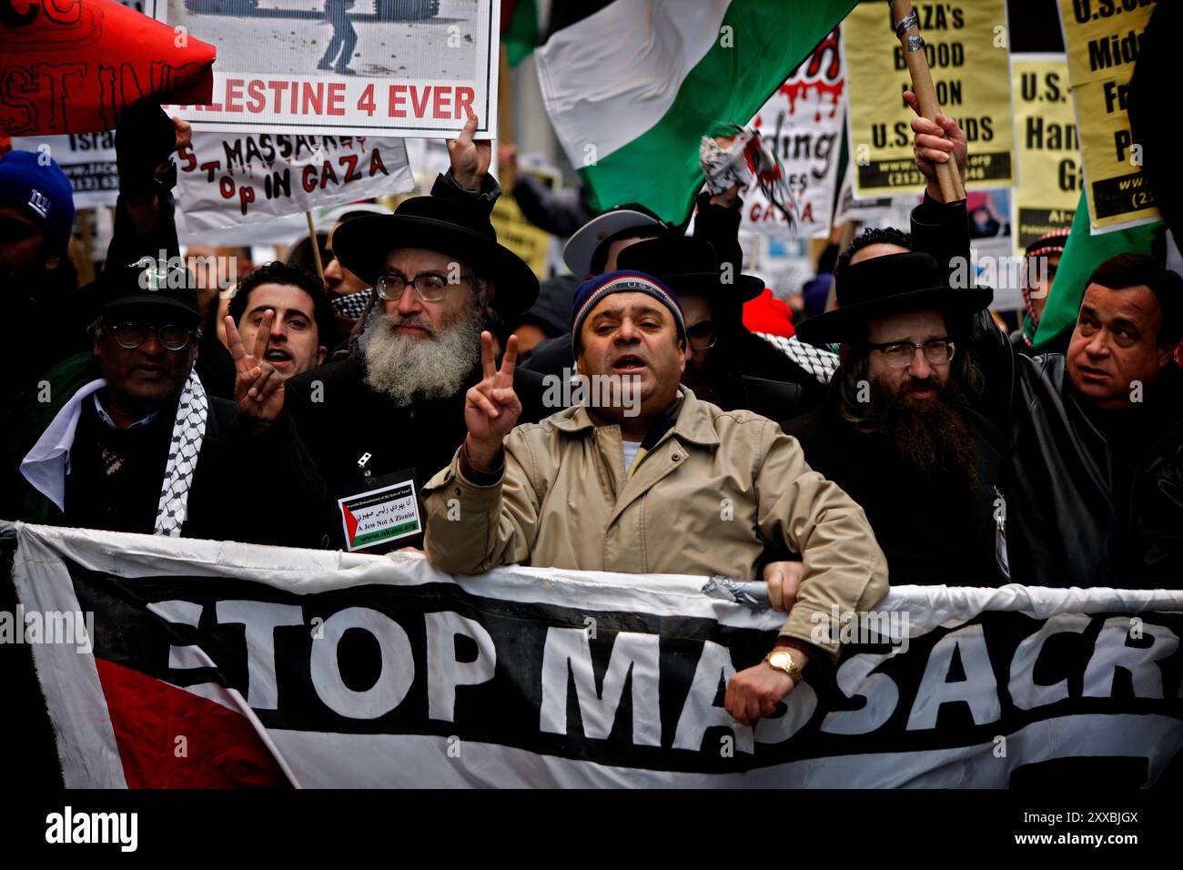 Demonstranten, die sich auf dem Times Square versammeln und gegen die israelischen Militäraktionen in Gaza protestieren. Stockfoto