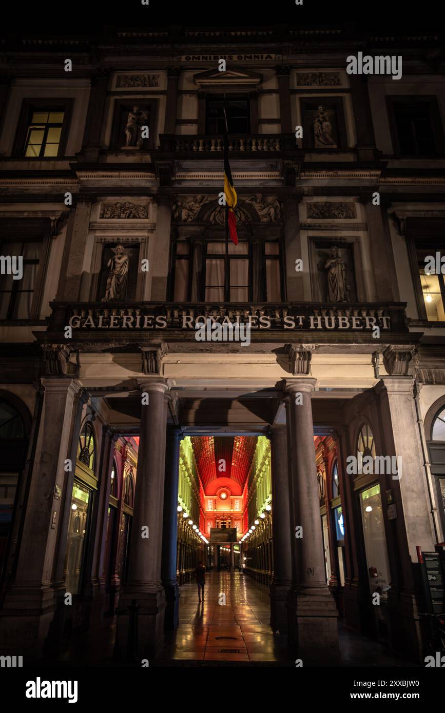 Eingang der Galeries Royales Saint-Hubert in der Nacht in belgischen Flaggenfarben beleuchtet - Brüssel, Belgien Stockfoto